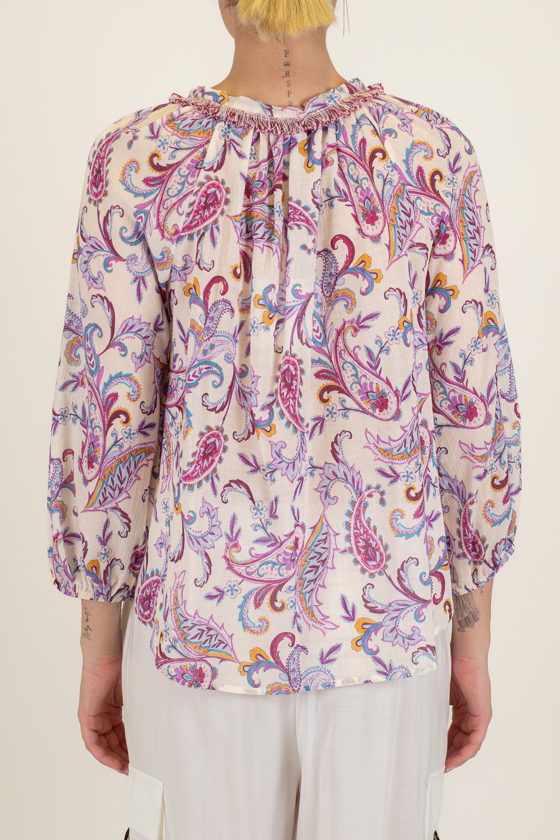 Tensione in - Blusa fantasia floreale in mussola di cotone con laccio al collo e nappine lungo il profilo