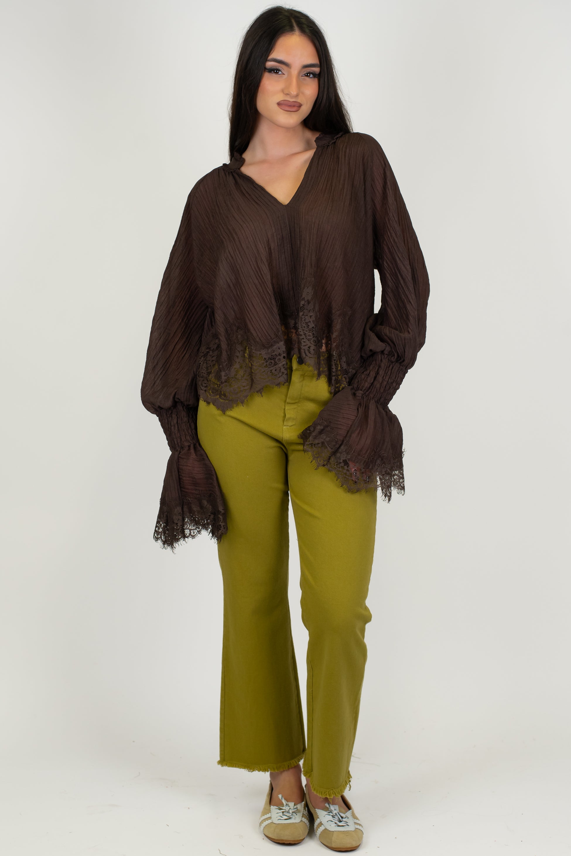 Motel - Pantalone trombetta in denim colorato sfrangiato sul fondo