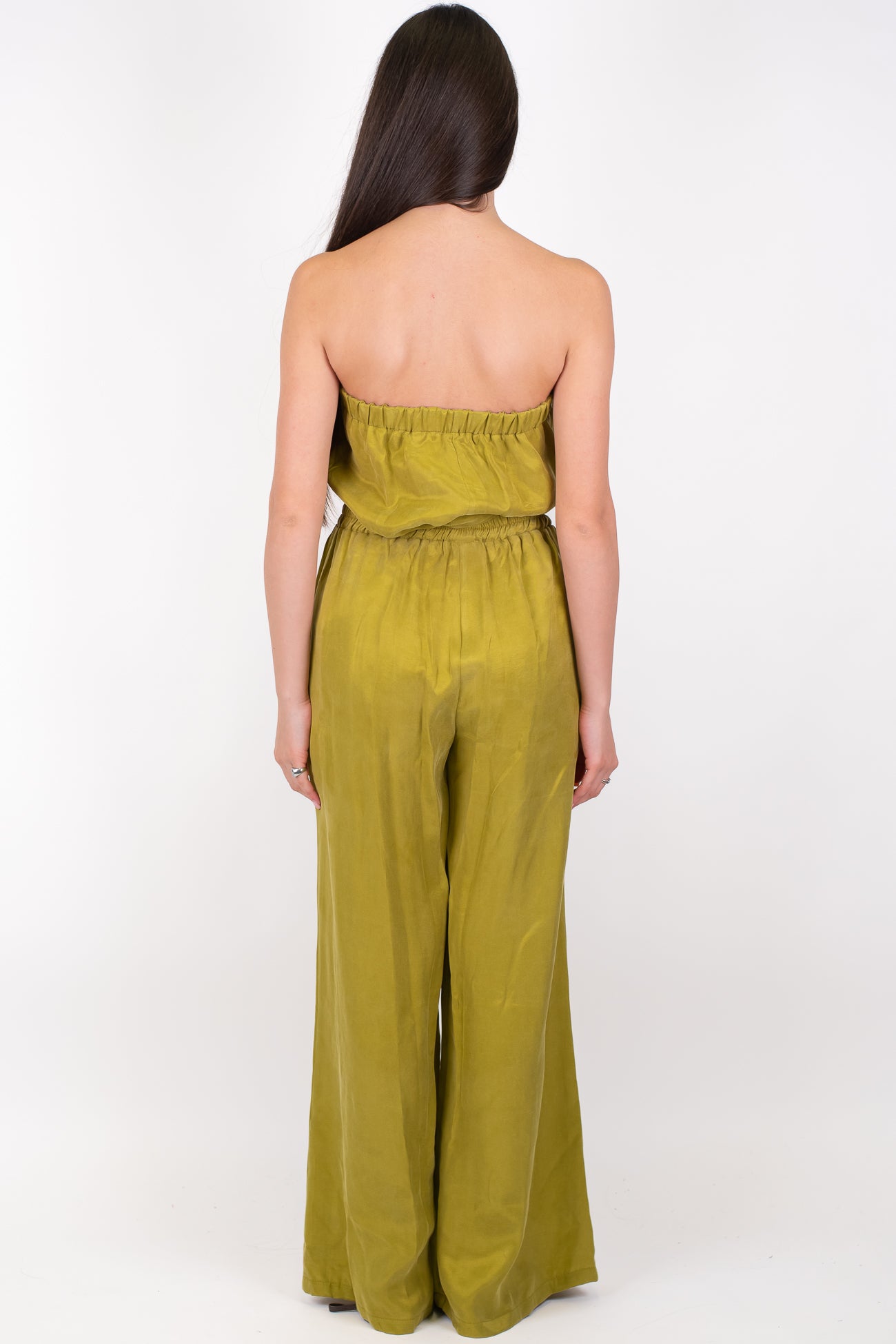 Tensione in - Coordinato in lyocell effetto cupro con top a fascia e pantalone palazzo con elastico in vita