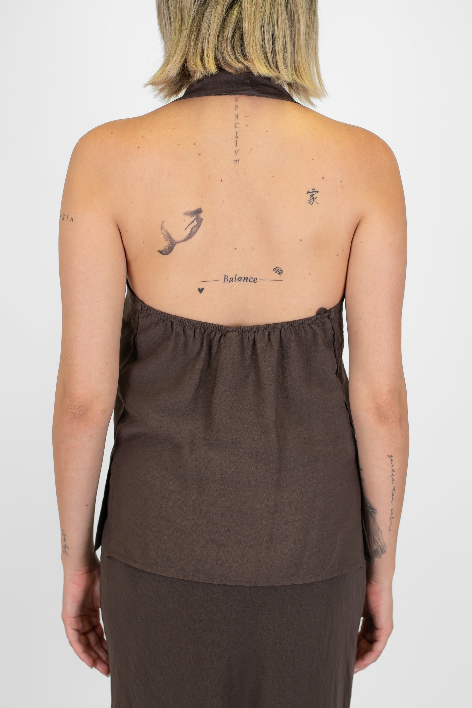 Tensione in - Gilet chiusura scollo fronte-retro con allaccio al collo e laccetti