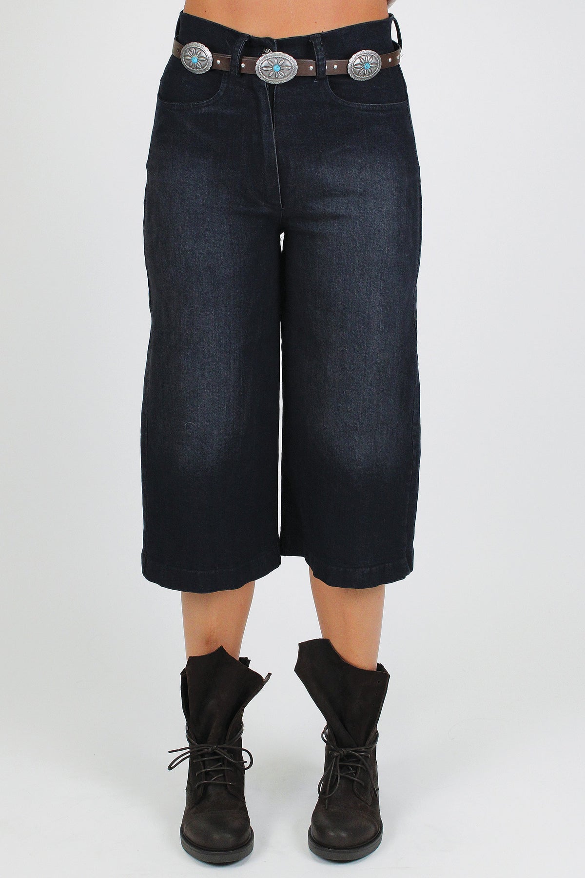 Tensione in - Bermuda in denim lavaggio scuro con cintura