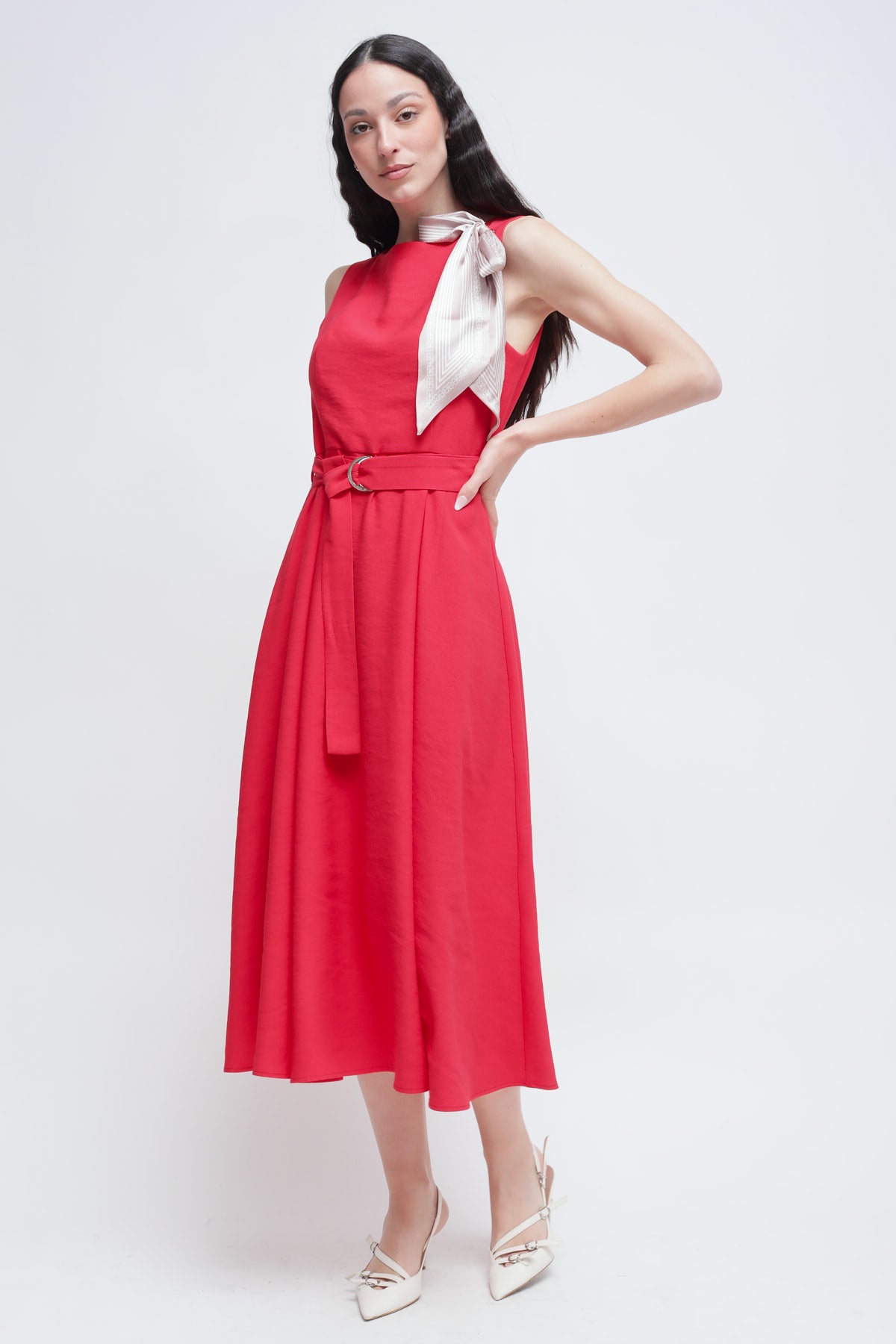 Maryley - Abito lungo giromaniche con spilla foulard e chiusura zip sul retro