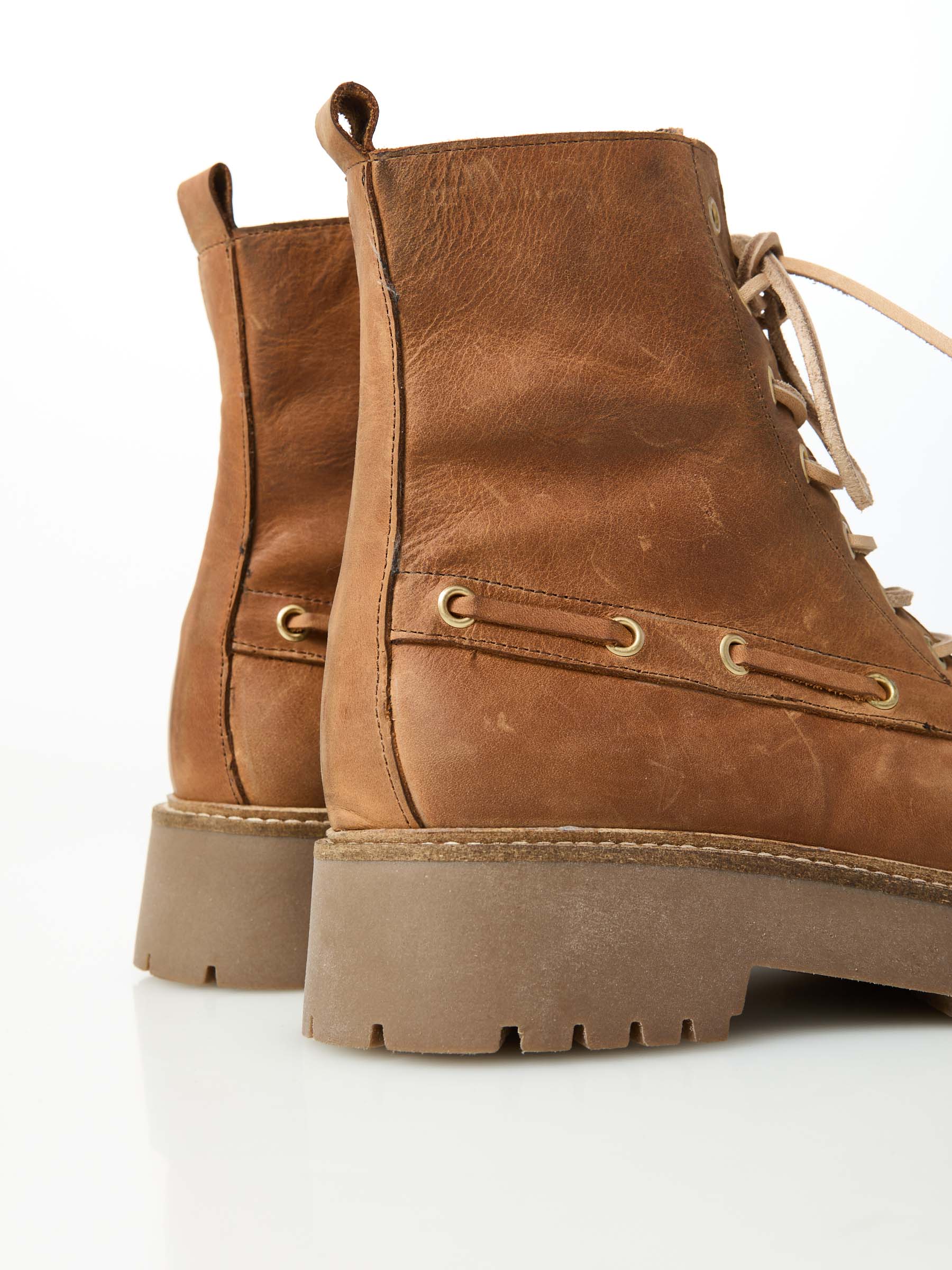 Ovyé - Stivaletto stringato in pelle ingrassata