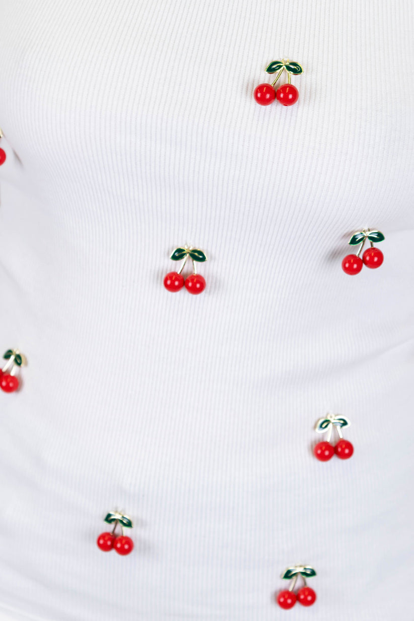 Tensione in - Canotta decorata con spille ciliegie