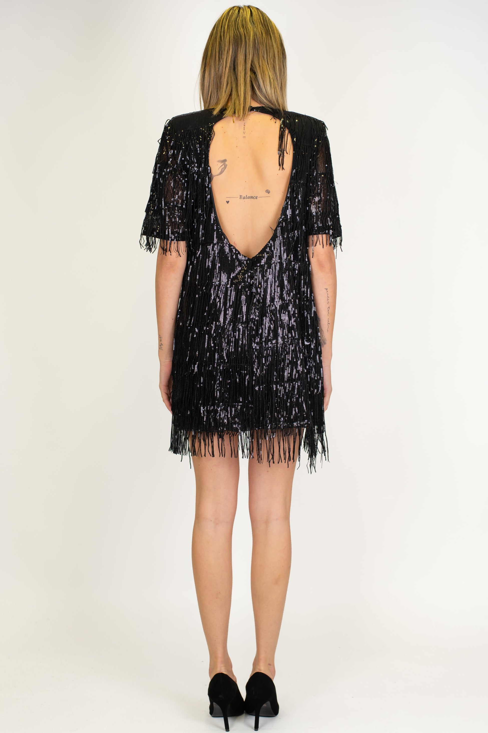 Haveone - Abito corto mezzamanica con frange in paillettes e scollatura sul retro