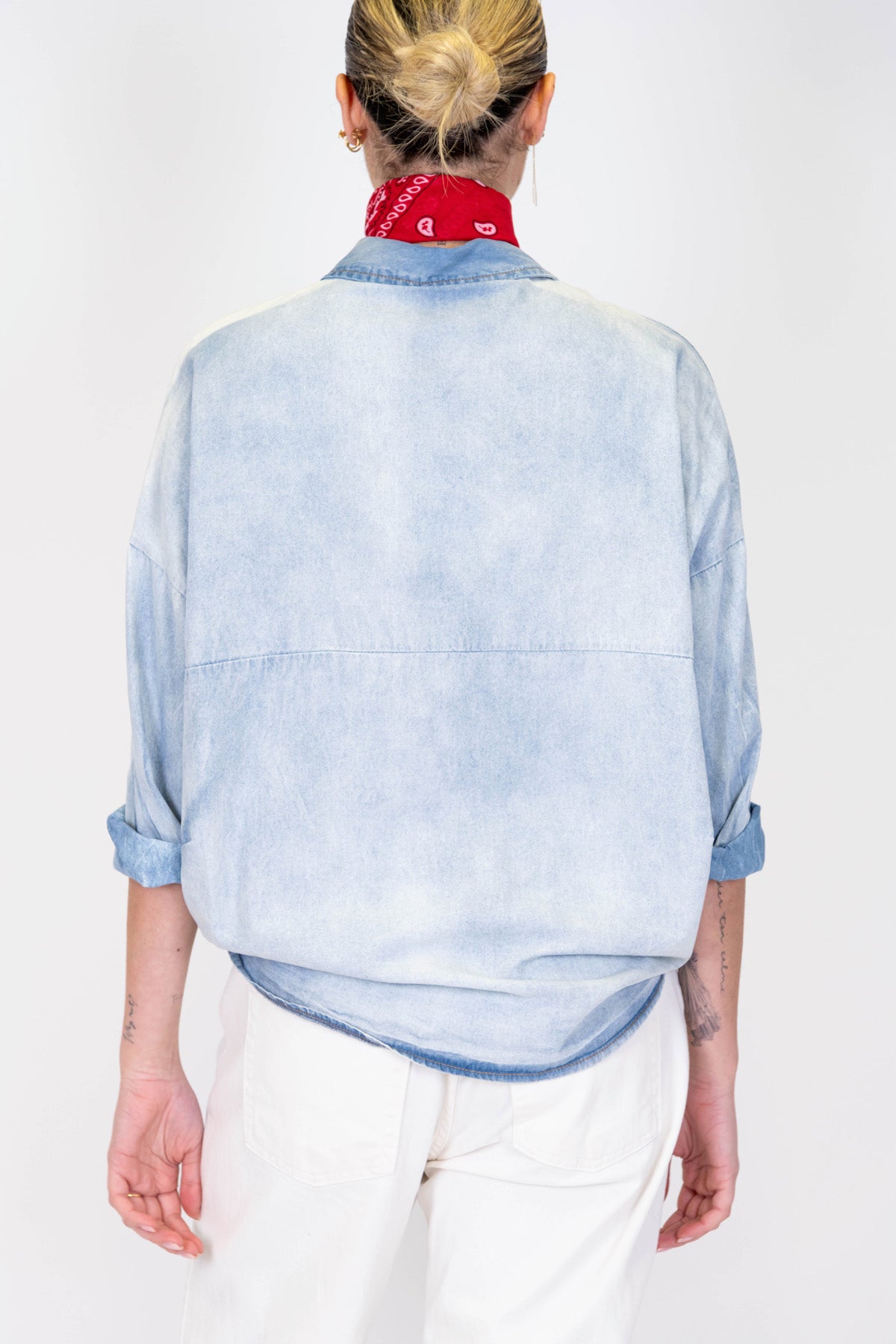 Tensione in - Camicia in chambray lavaggio chiaro con bandana al collo