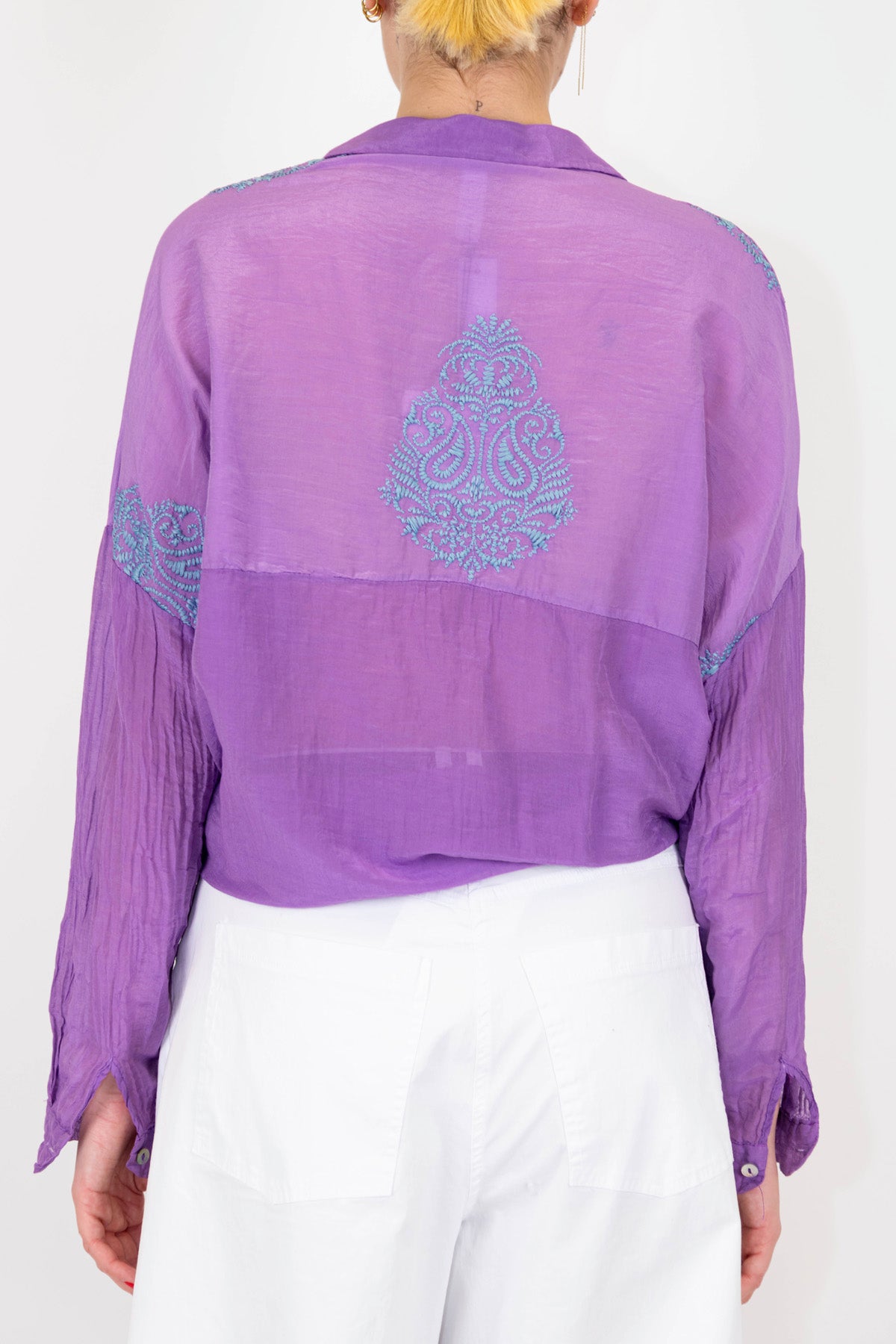 Tensione in - Camicia in misto seta con ricami a contrasto