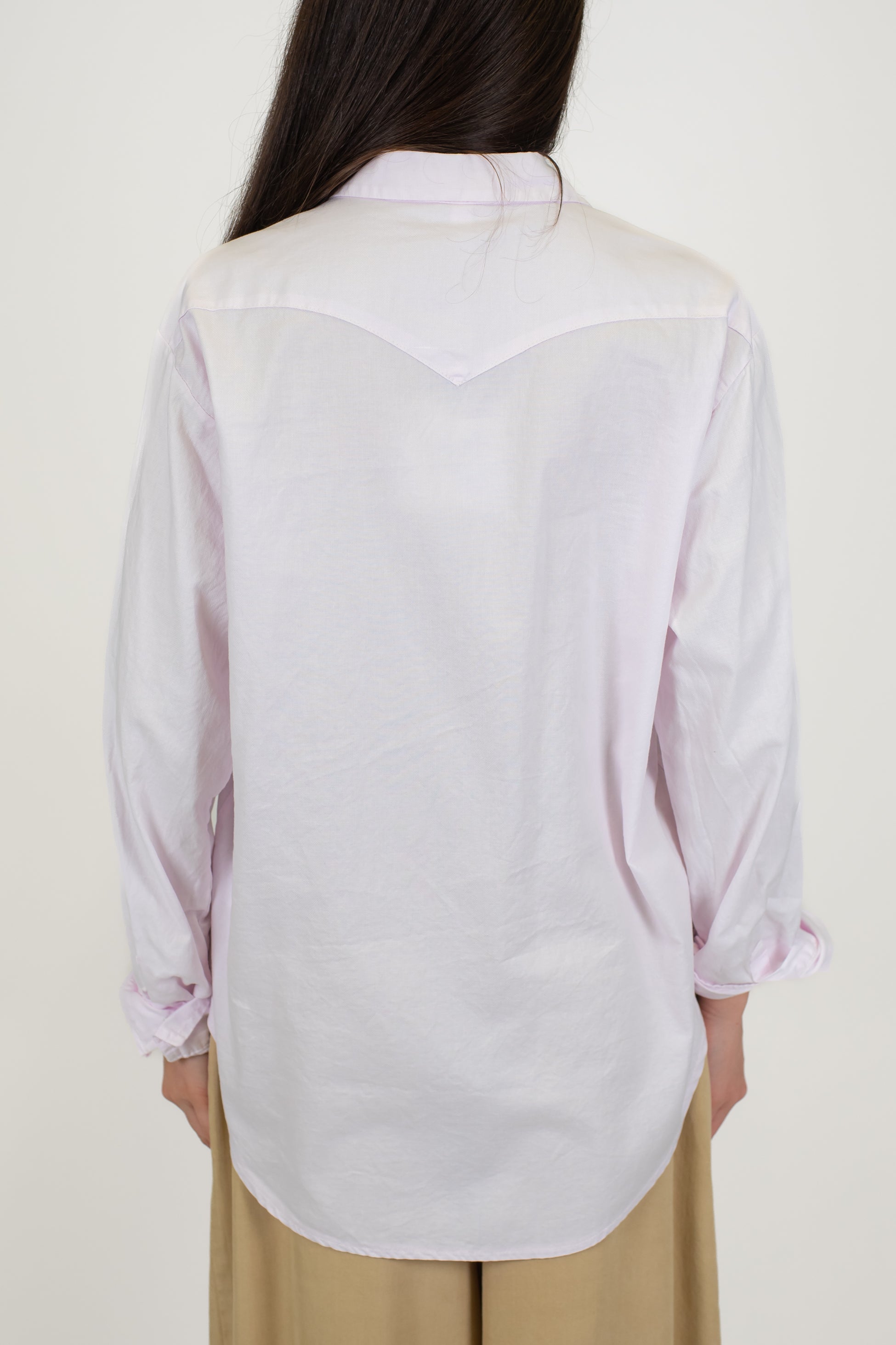 Tensione in - Camicia con taschini sul petto e chiusura con ciappe