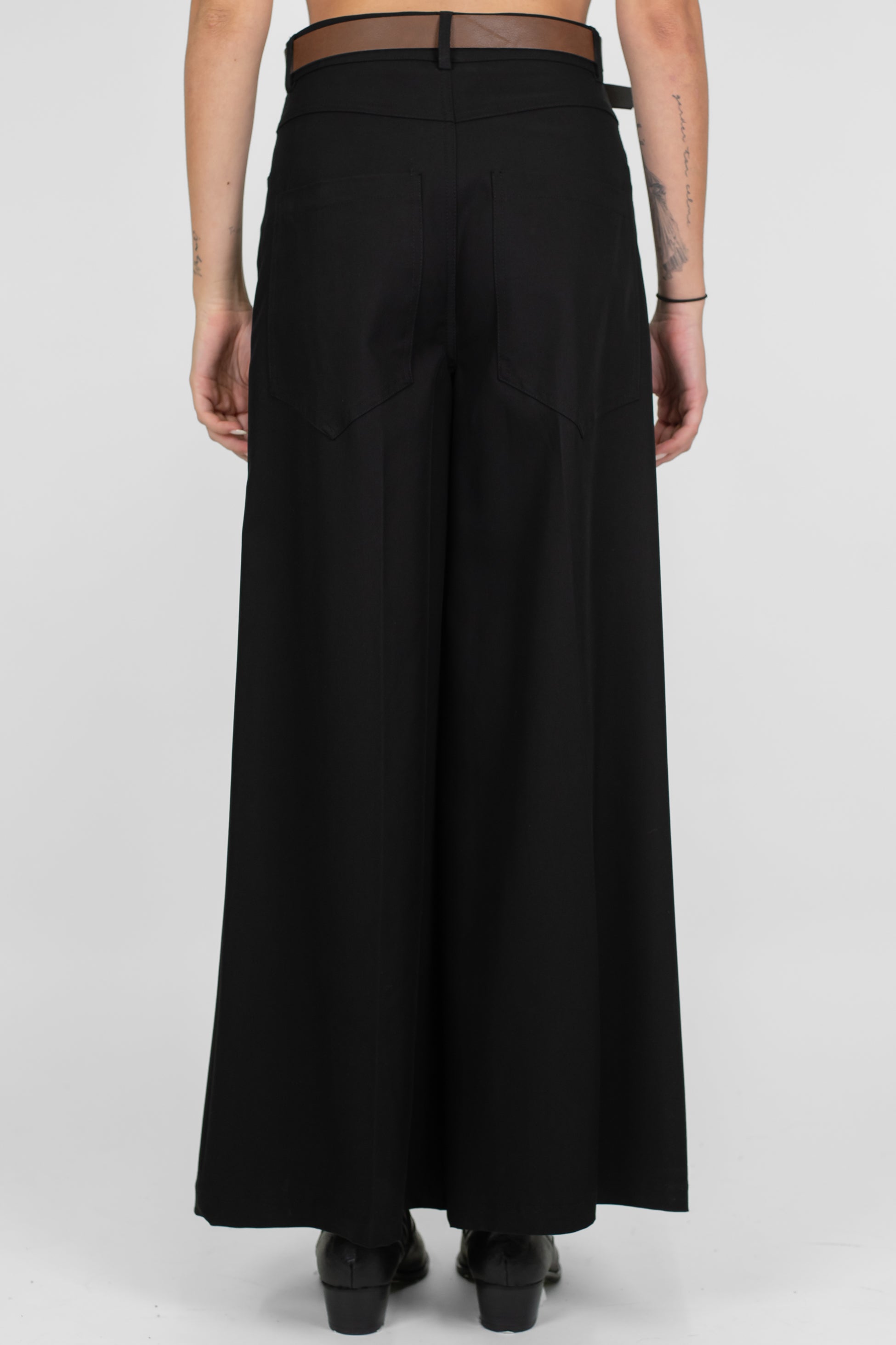 Tensione in - Pantalone palazzo con tasconi sul retro