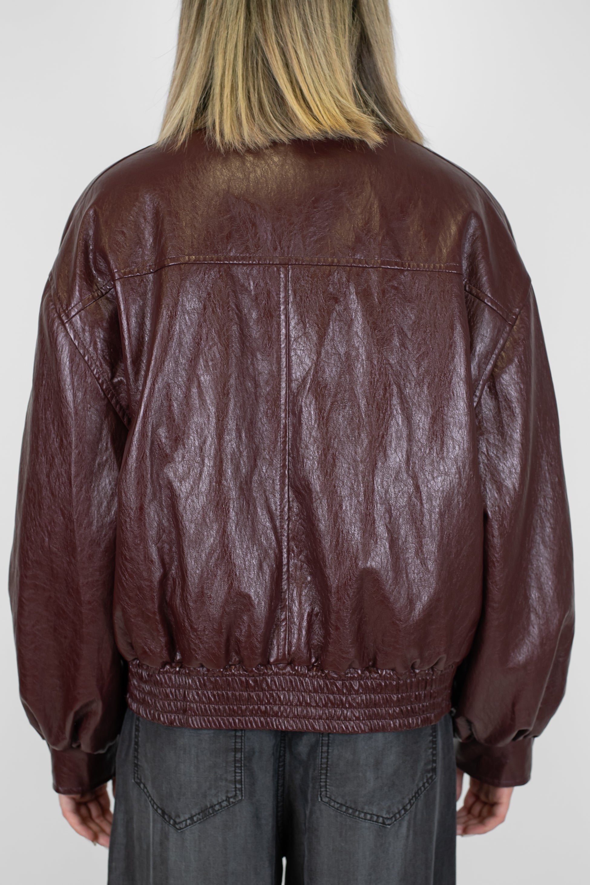 Tensione in - Bomber in ecopelle lucida con tasconi frontali e chiusura zip