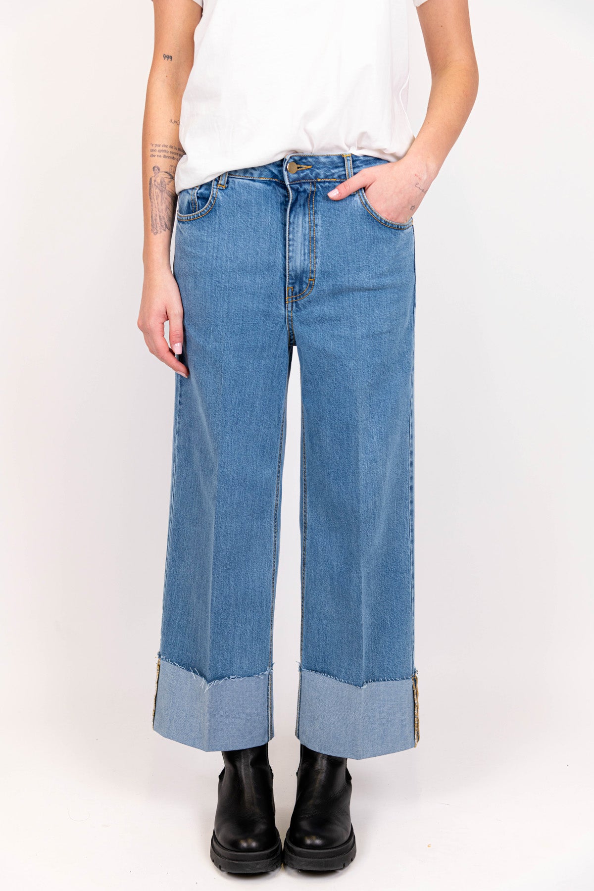 Motel - Jeans a gamba larga con maxi risvolto