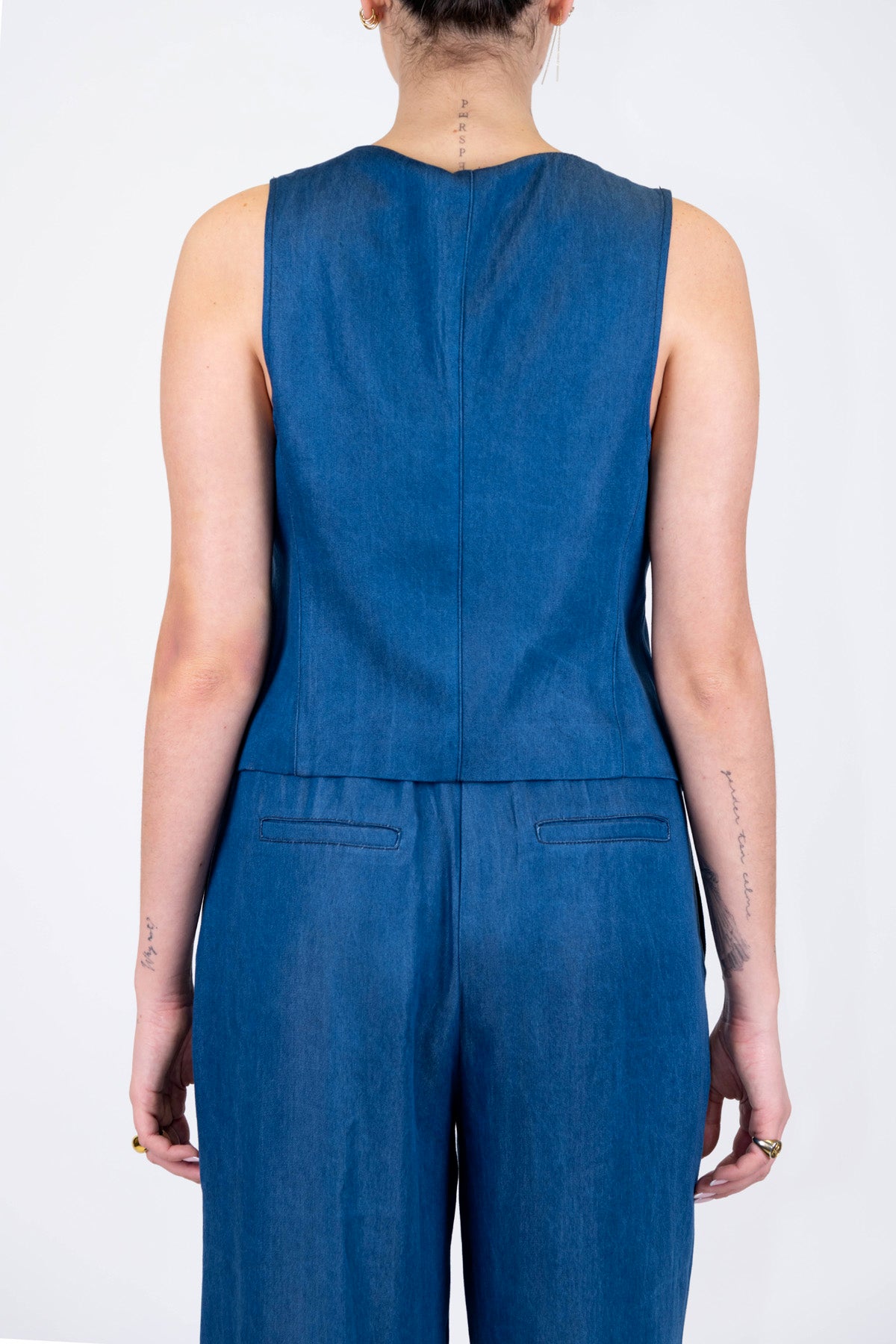 Tensione in - Coordinato gilet e pantalone palazzo effetto denim con elastico sul retro