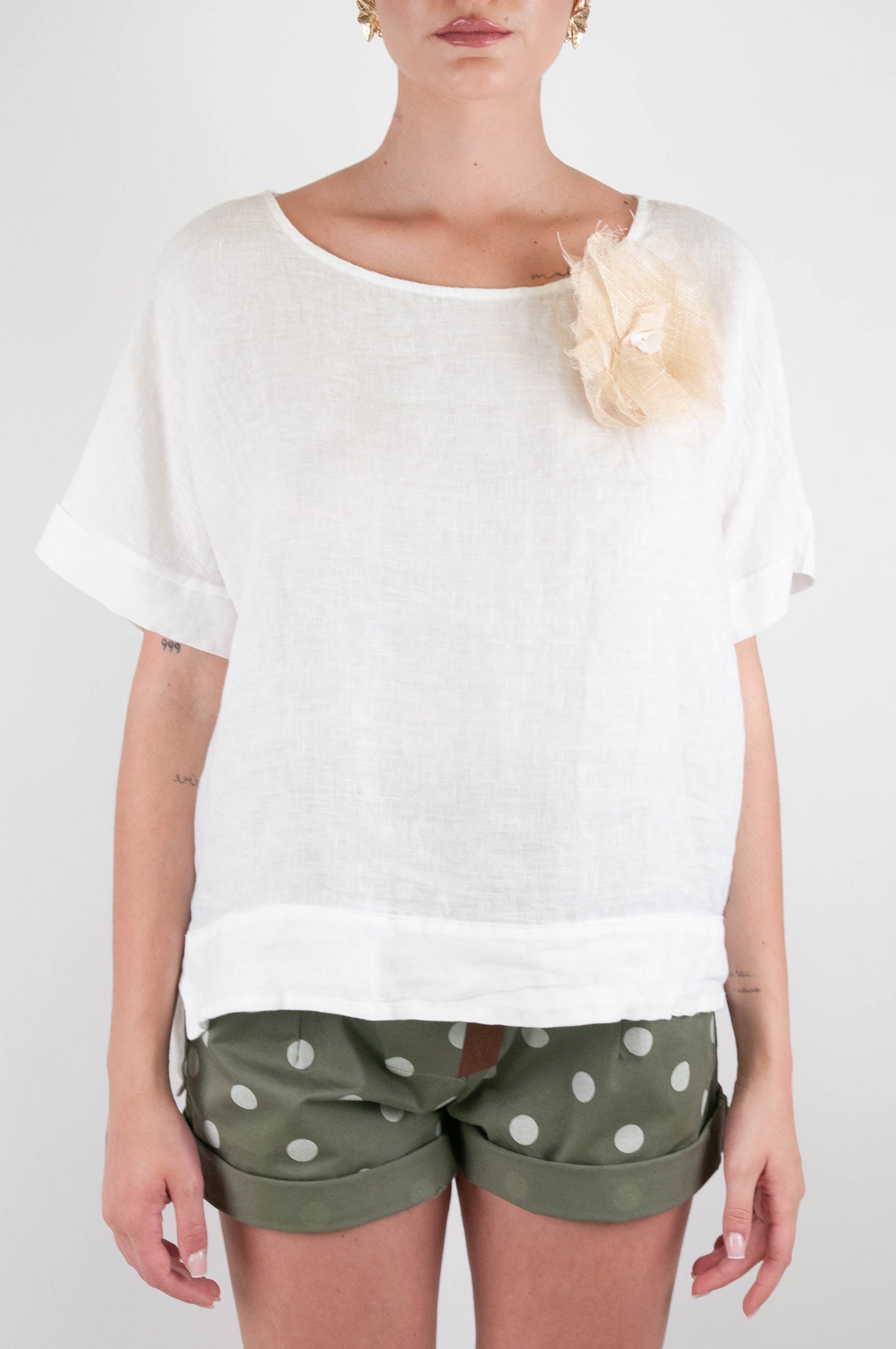 Tensione in - Blusa mezza manica in puro lino con spilla fiore