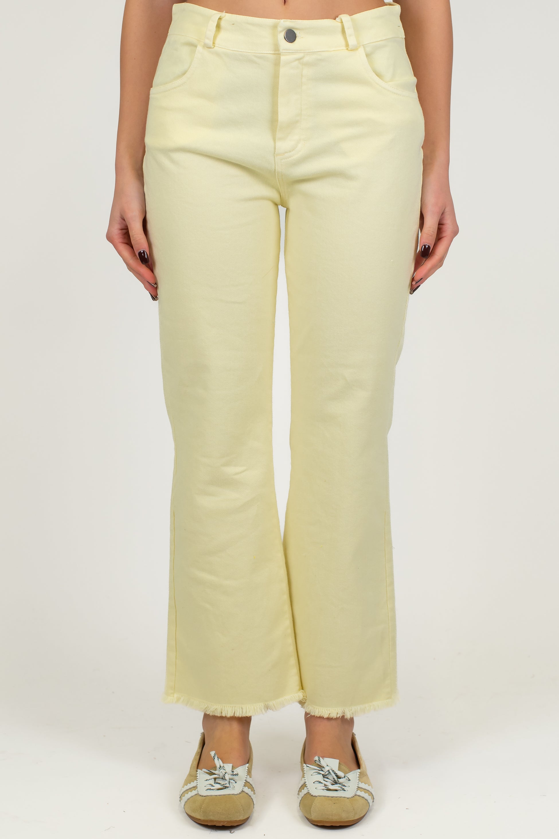 Motel - Pantalone trombetta in denim colorato sfrangiato sul fondo