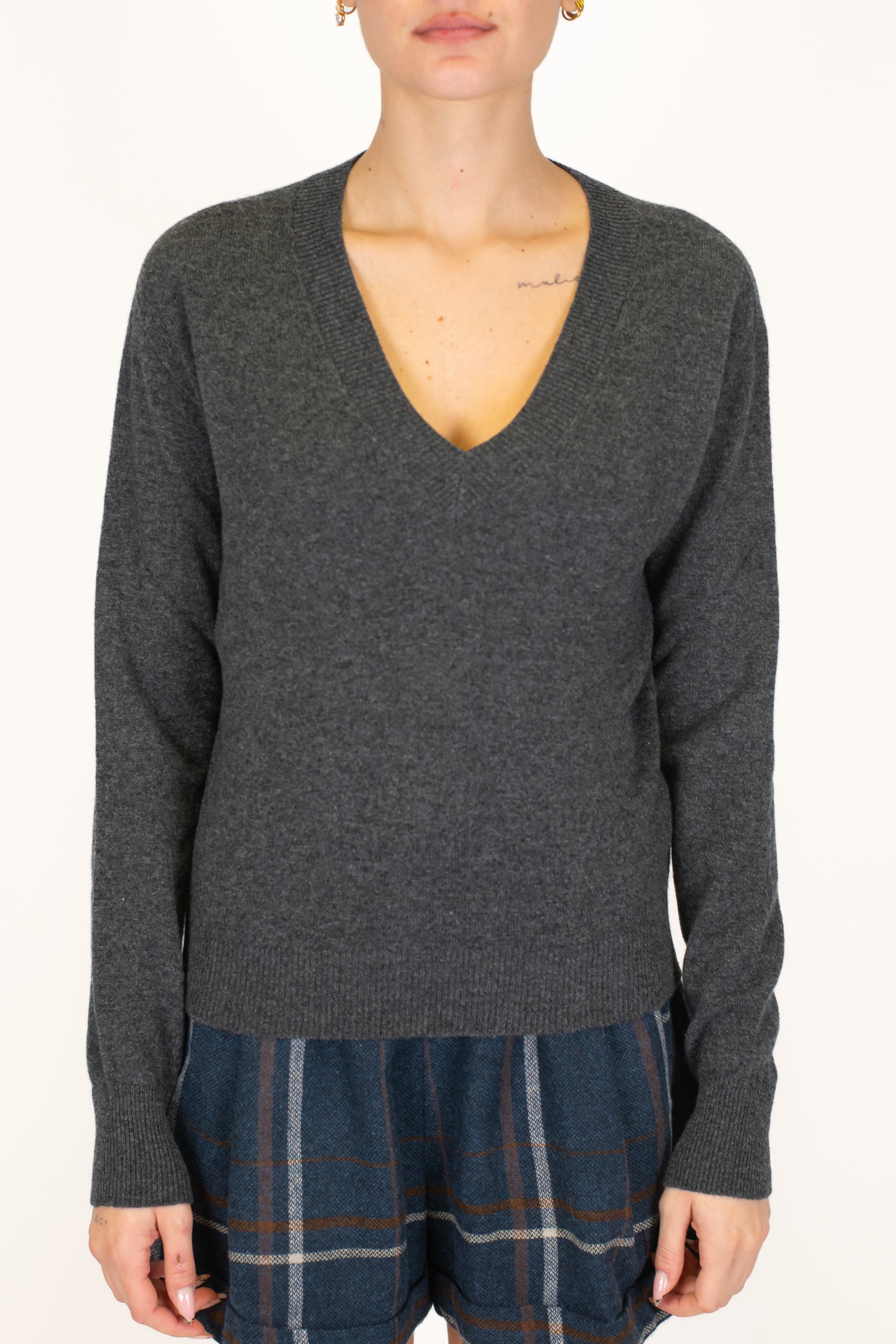 Tensione in - Maglia scollo a V in pura lana