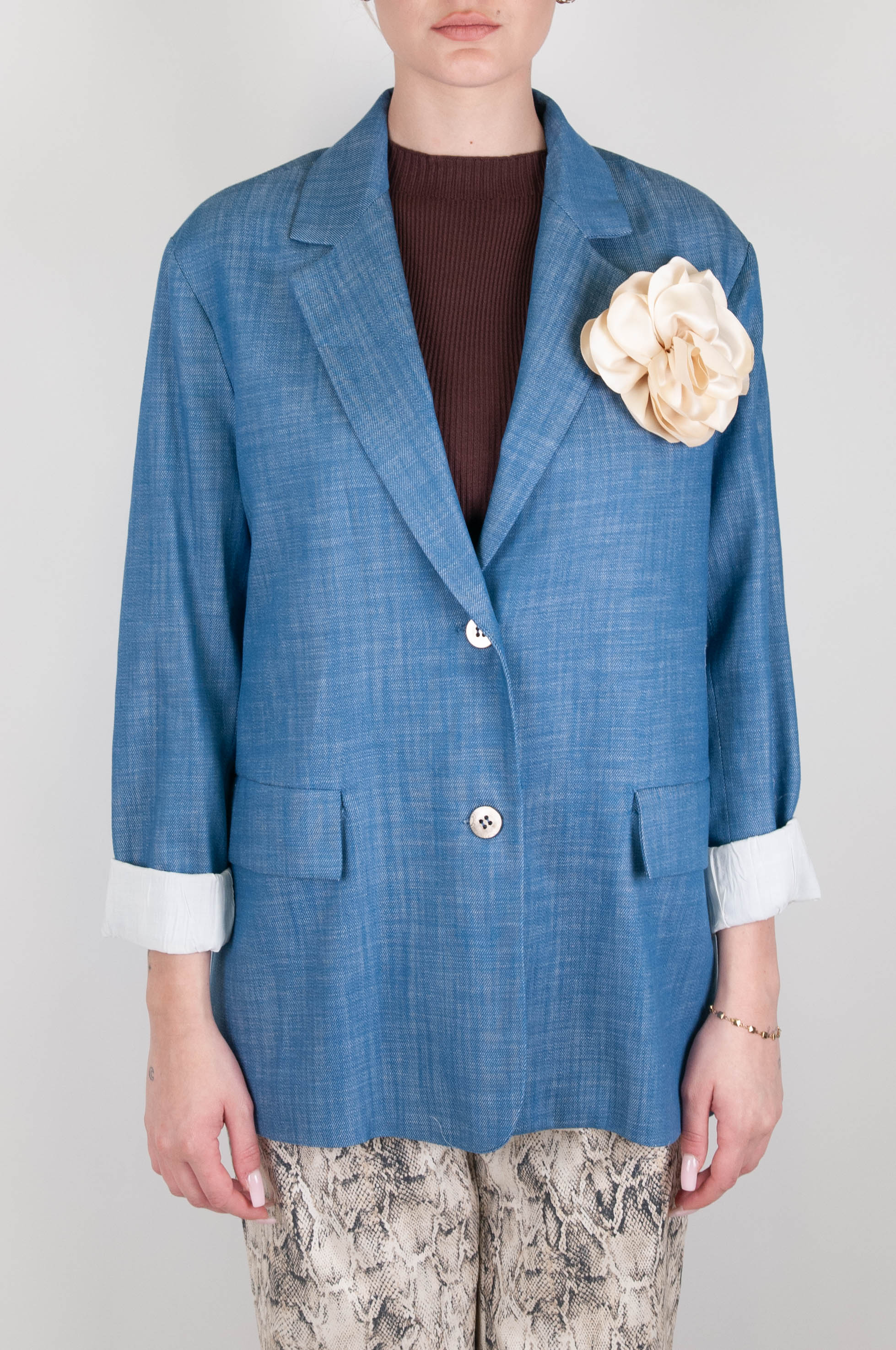 Haveone - Denim jacket with flower brooch