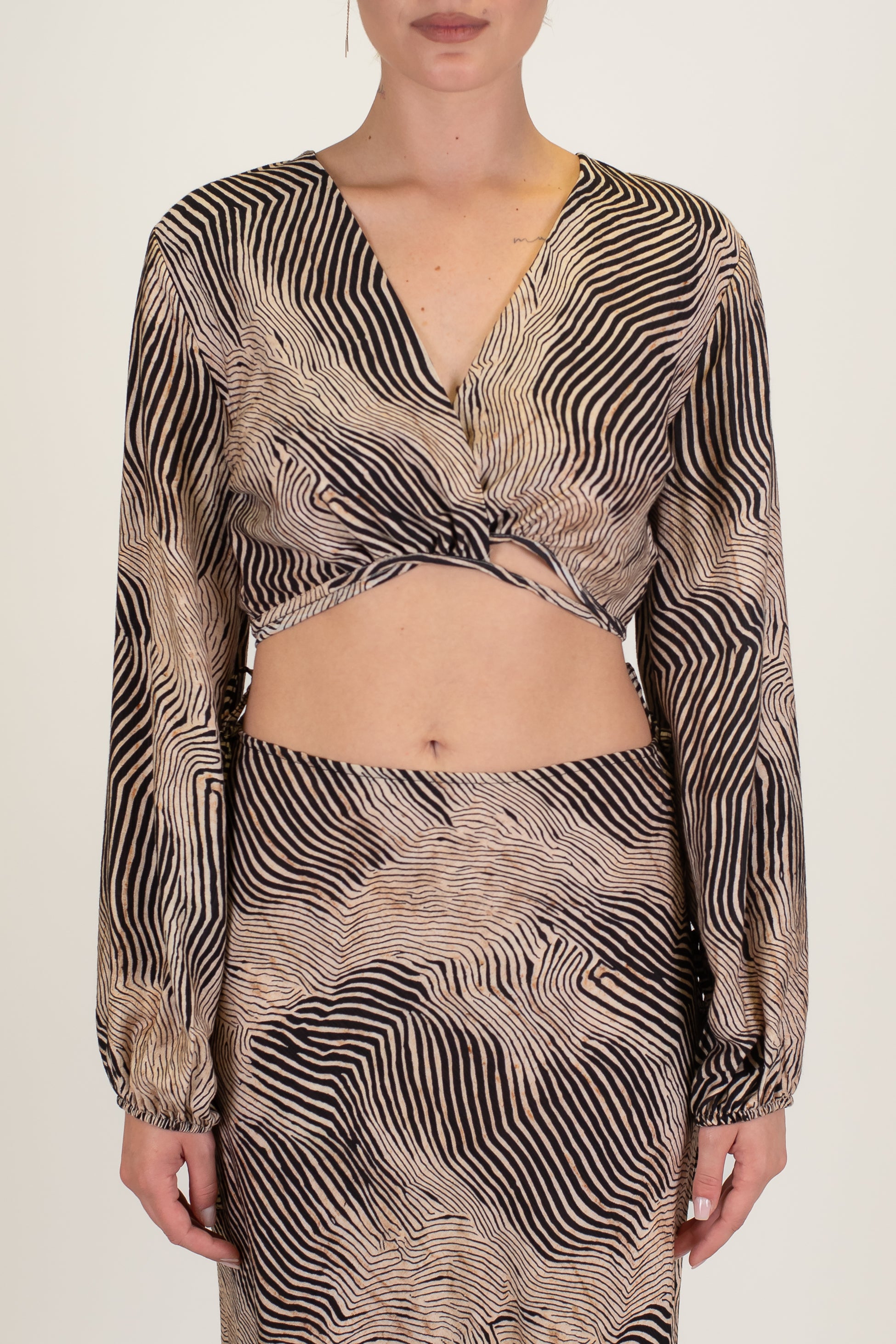 Haveone - Blusa crop fantasia animalier in viscosa con allaccio ad incrocio sul fondo