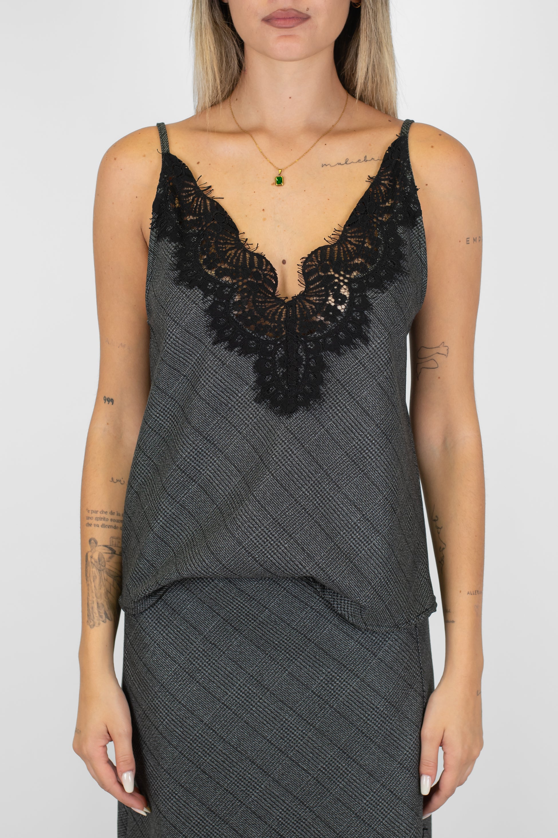 Tensione in - Top fantasia check con scollo a V in pizzo