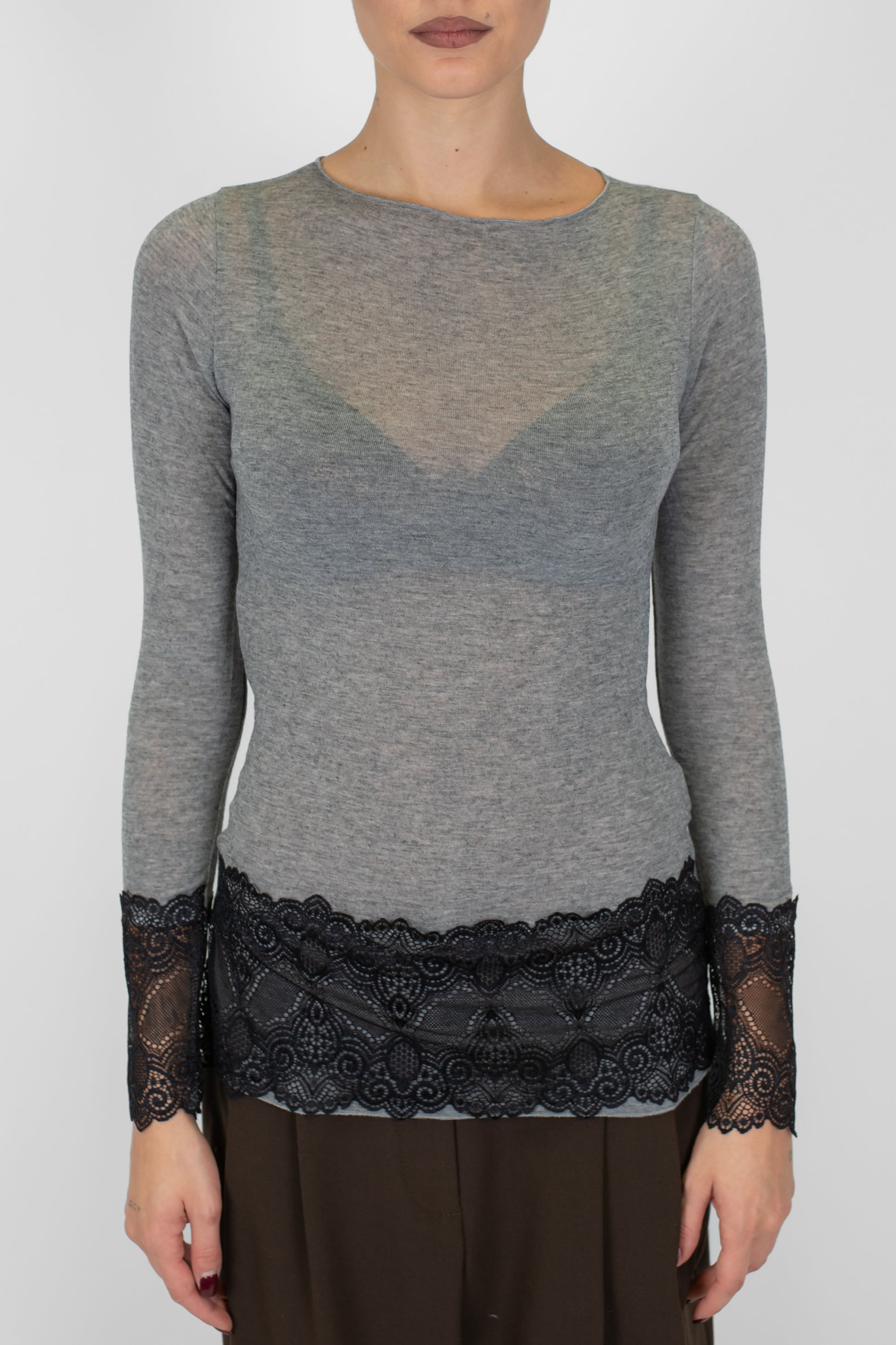 Tensione in - Maglia basic scollo a barca in misto cashmere con polsini e fondo in pizzo a contrasto