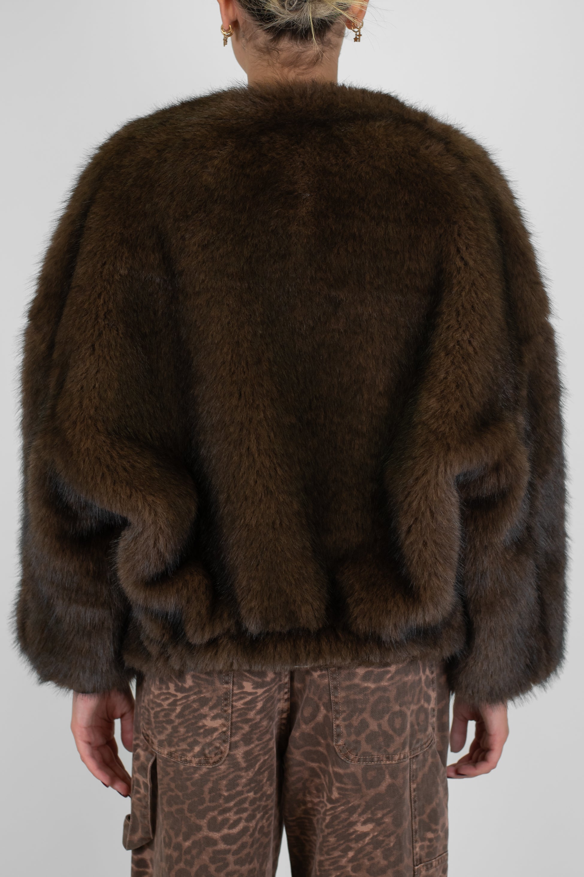 Tensione in - Bomber in ecopelliccia con chiusura a zip e collo coreano