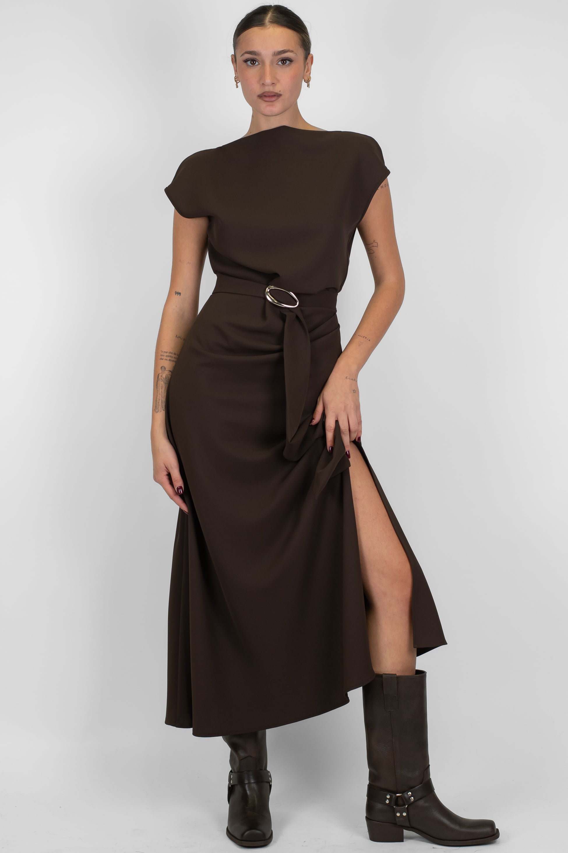 Imperial - Abito lungo mezzamanica con scollo a V sul retro, spacco laterale e cintura in tessuto