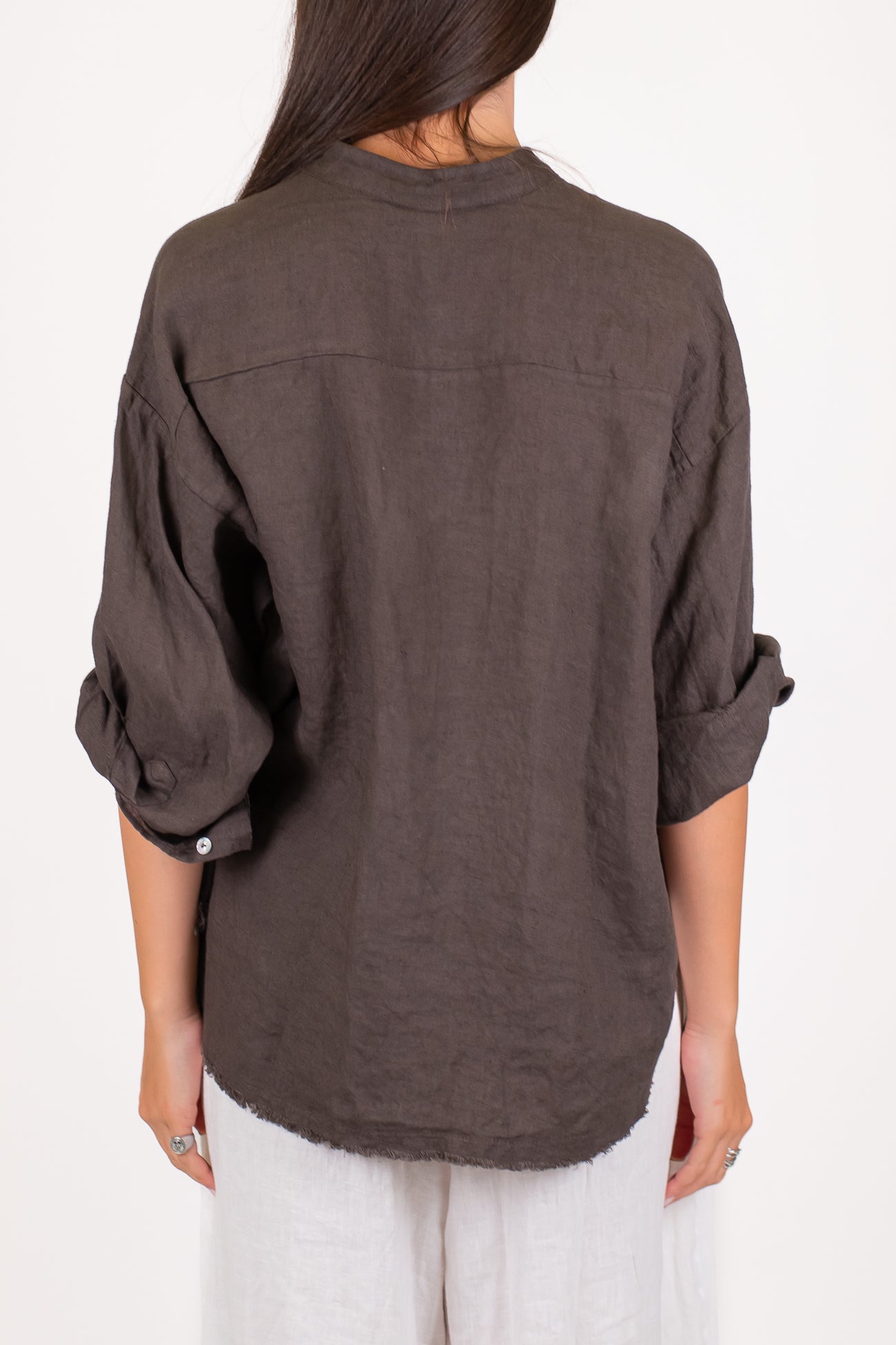 Tensione in - Camicia in puro lino con collo coreano e taschino