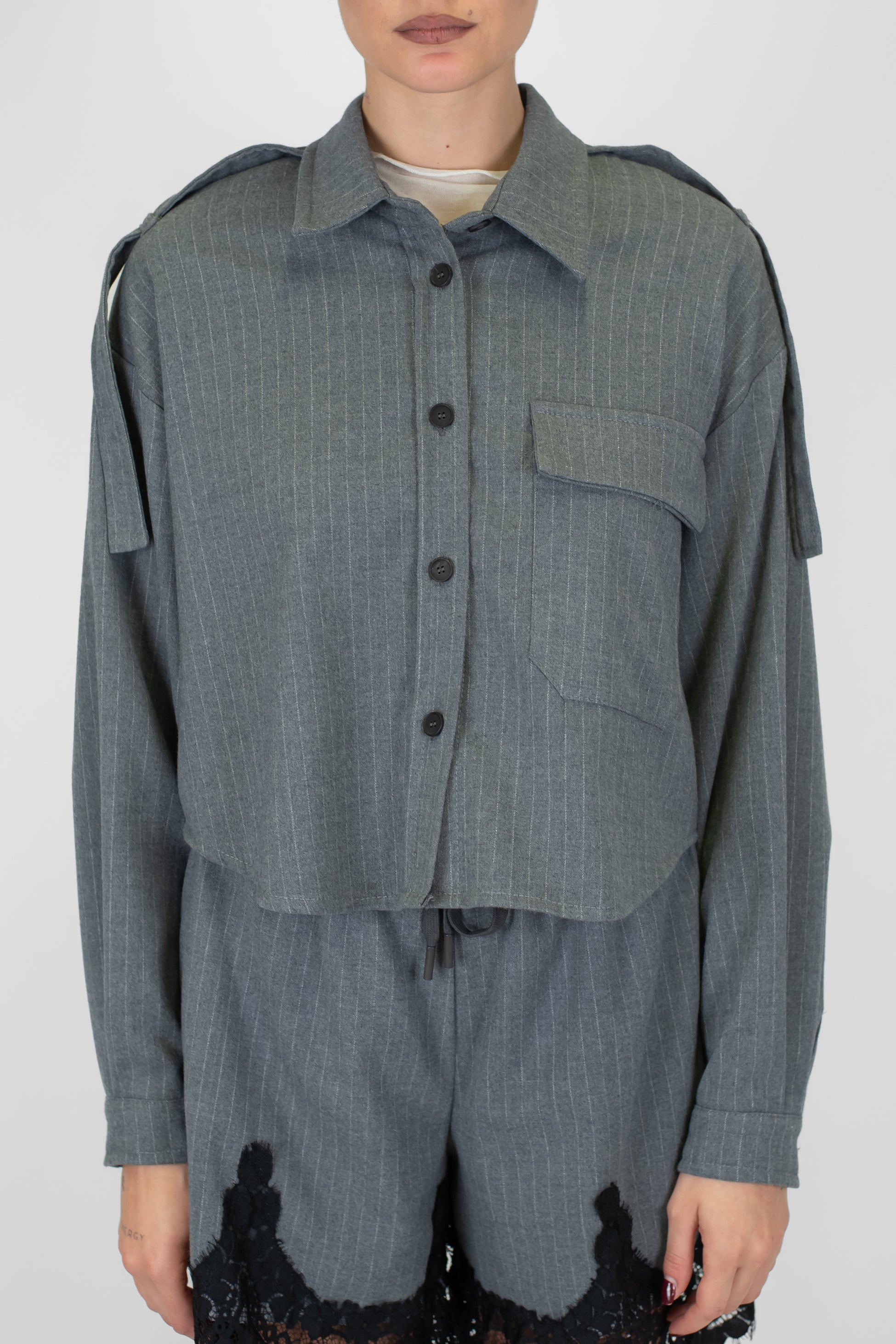 Tensione in - Camicia crop gessata con tascone sul petto