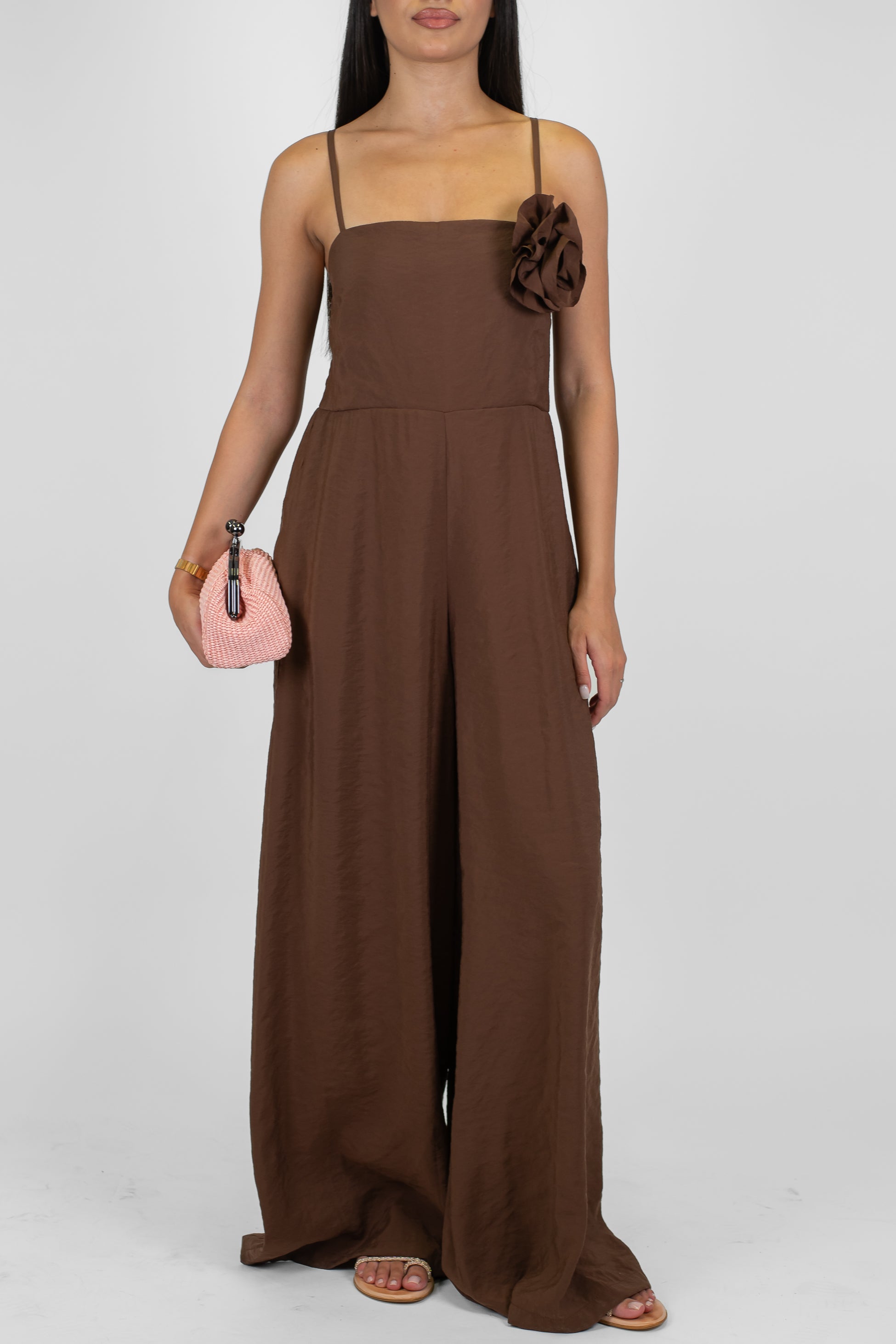 Tensione in - Tuta in modal con bretelline e spilla fiore