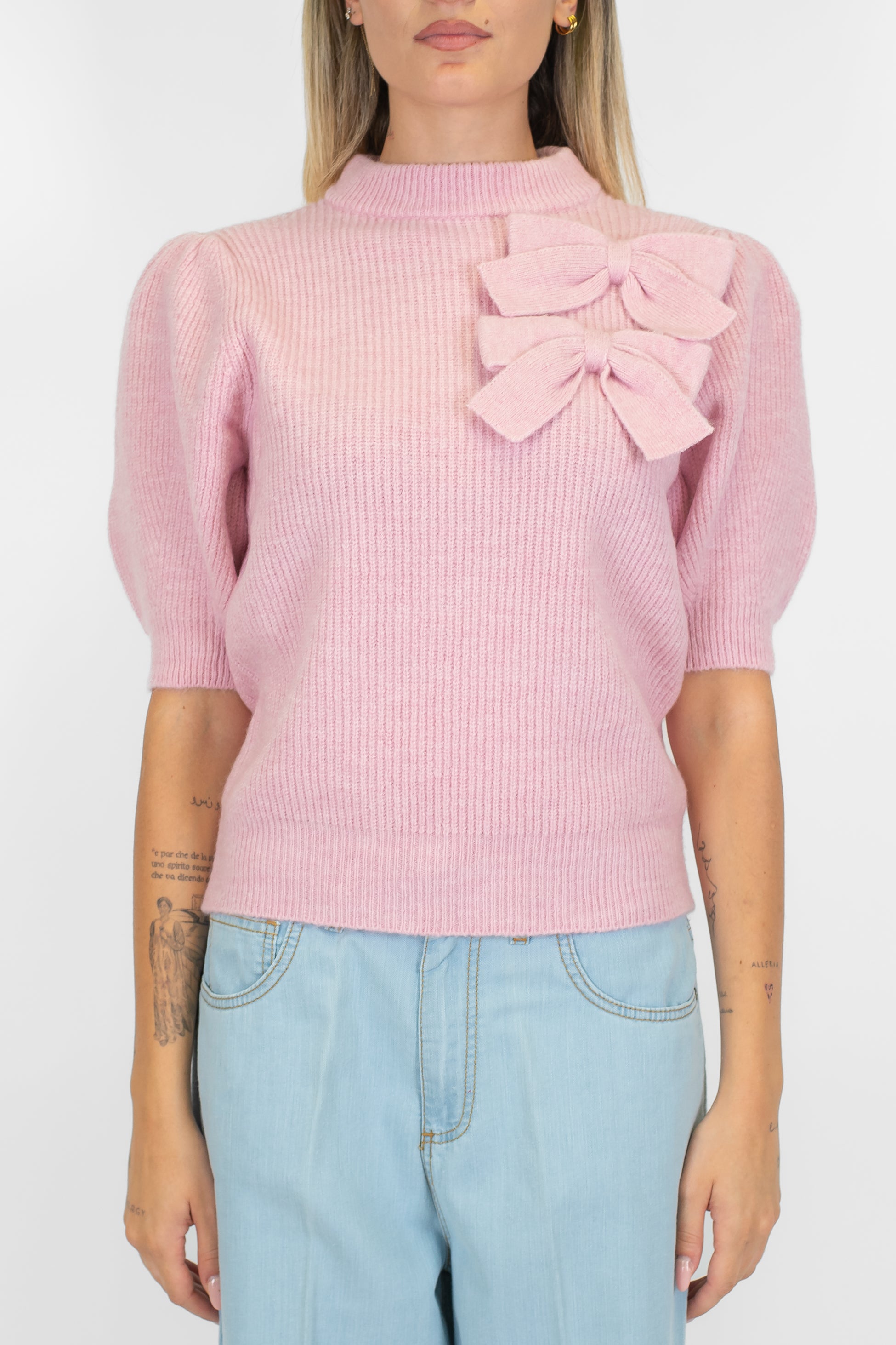 Kontatto - Maglia a coste mezzamanica a sbuffo in misto lana con collo cratere e fiocchi
