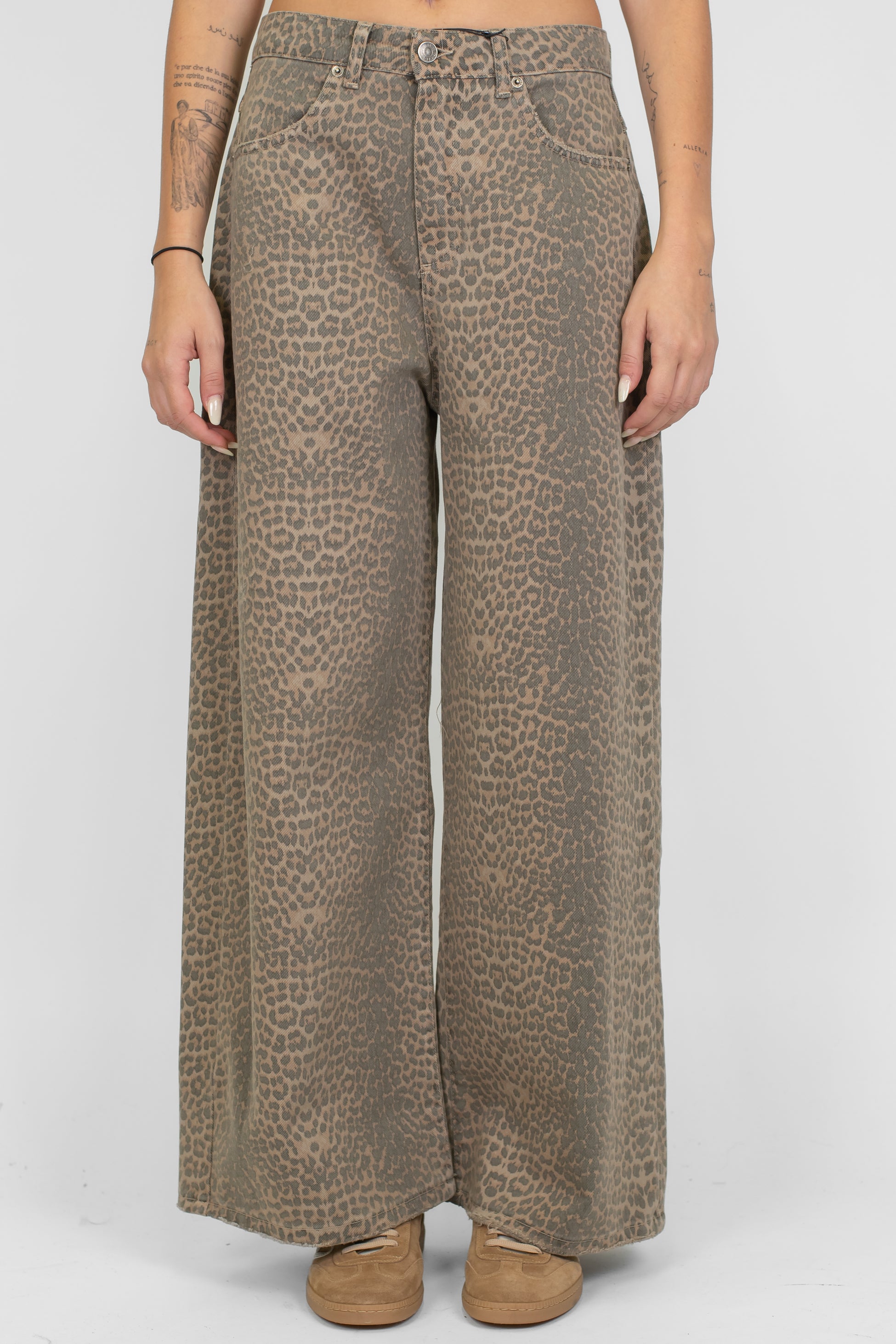 Tensione in - Pantalone palazzo in denim fantasia animalier modello Giusi