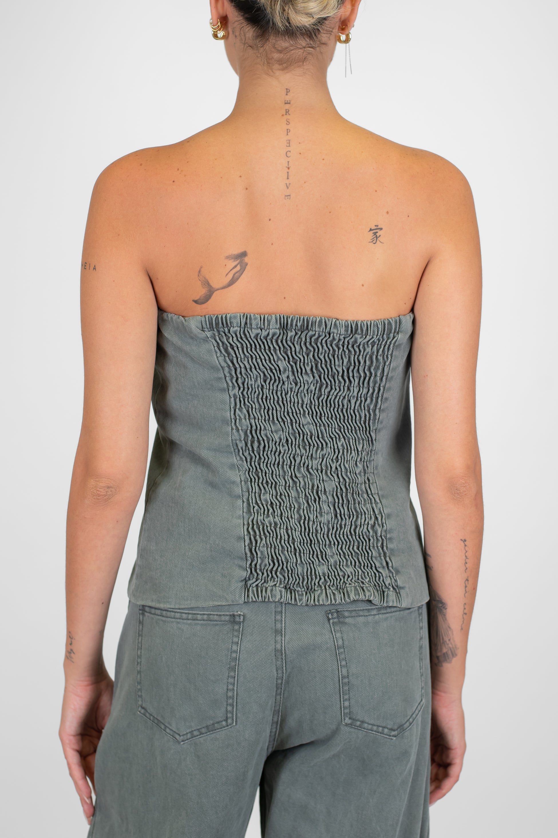 Tensione in - Top a fascia in denim colorato con elastico sul retro