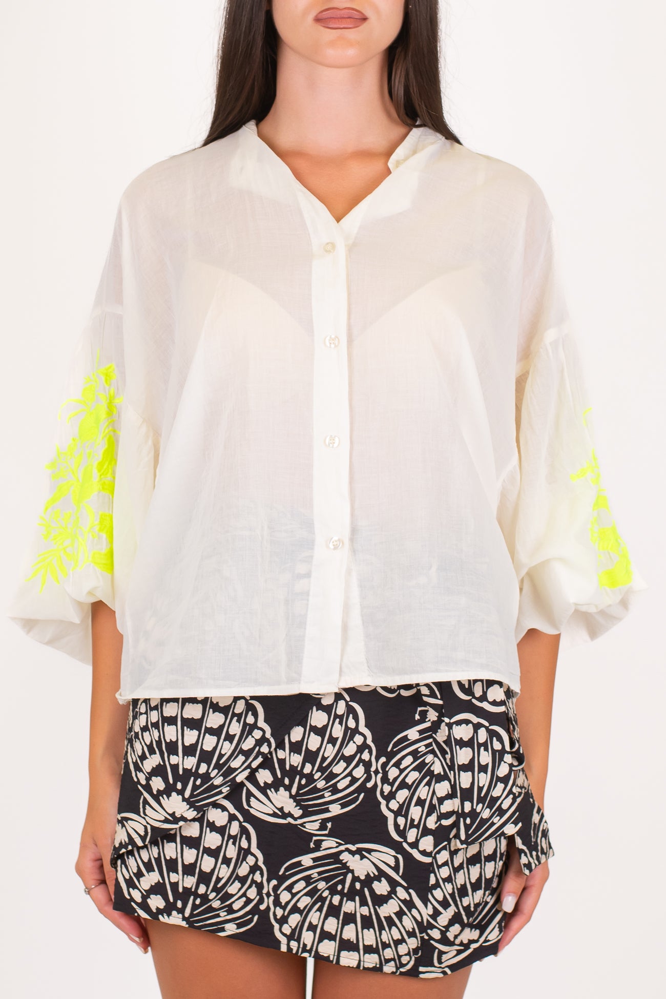 Tensione in - Camicia in mussola di cotone con ricami sulle maniche