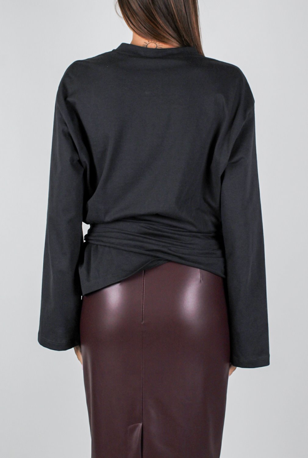 Tensione in - Shirt girocollo con nodo attorno alla vita