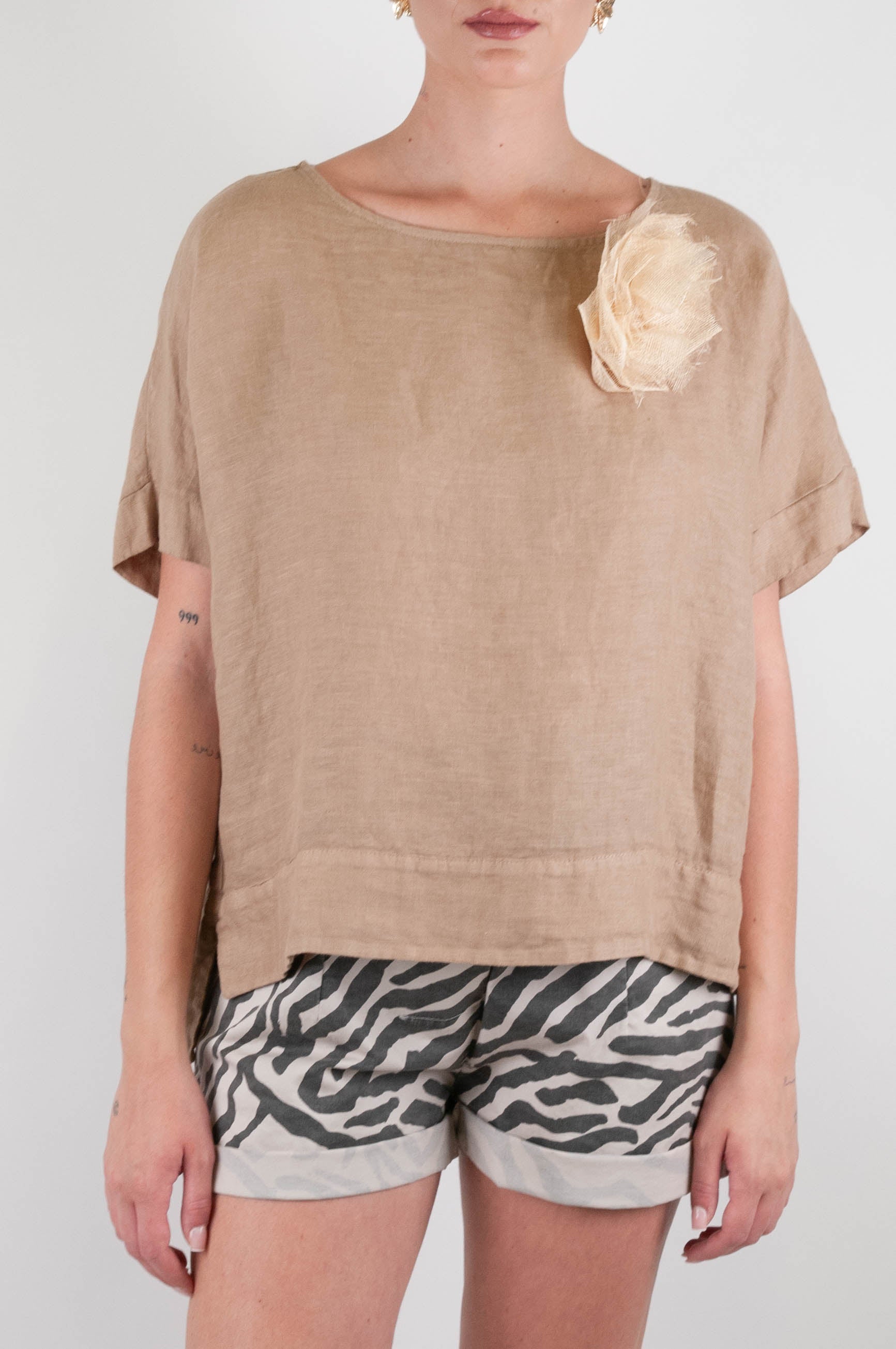 Tensione in - Blusa mezza manica in puro lino con spilla fiore