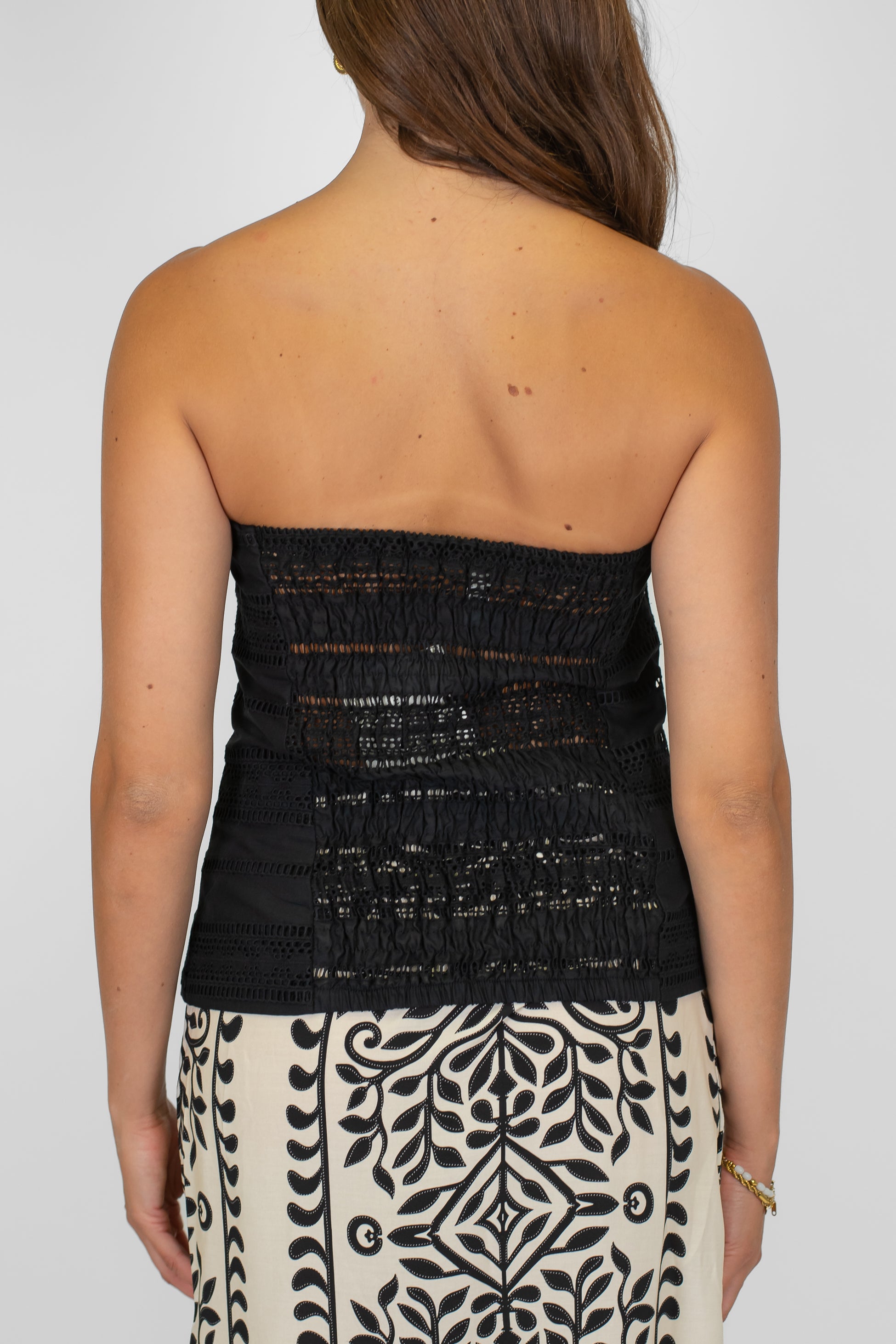 Tensione in - Top a fascia con ricami in pizzo sangallo