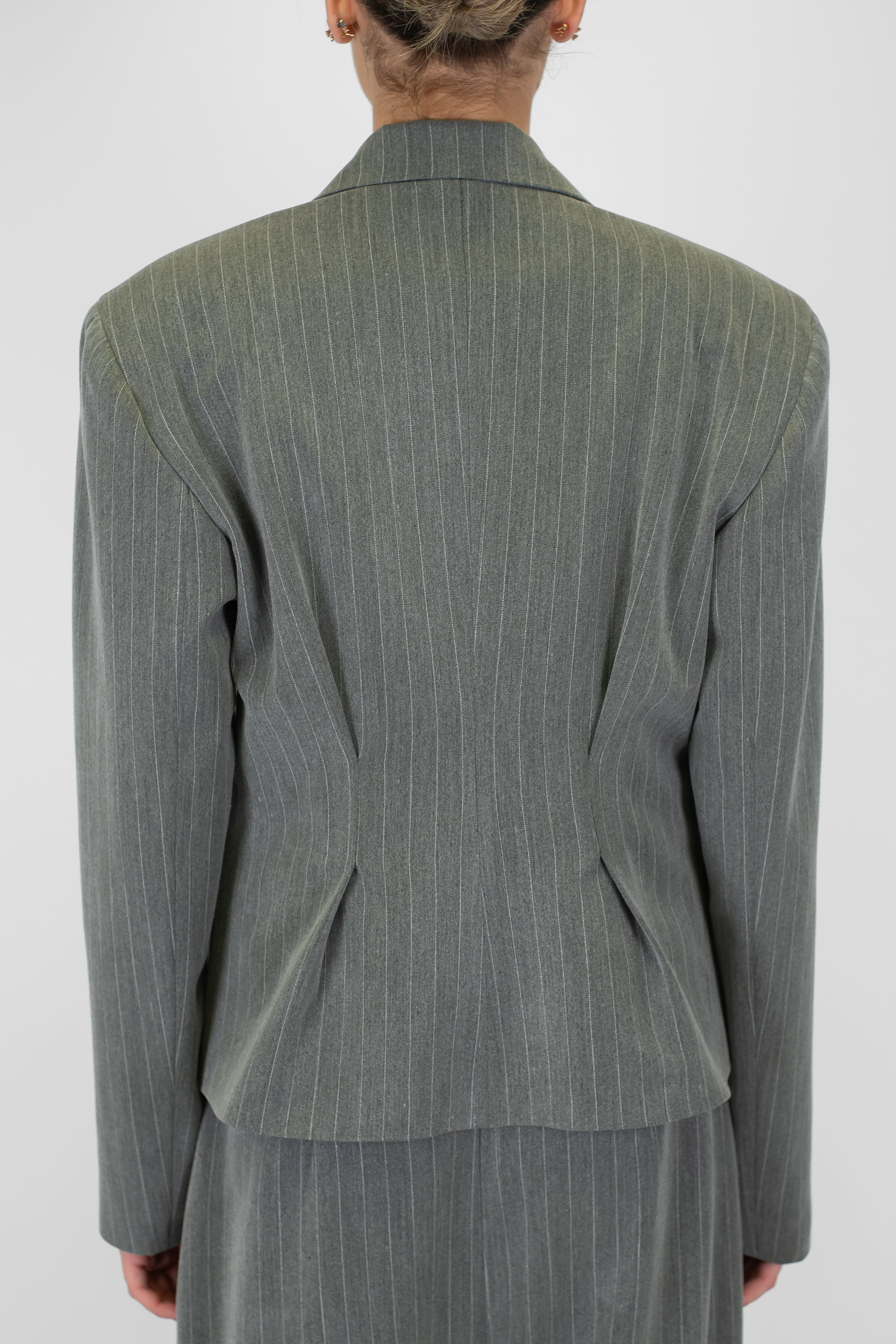 Tensione in - Giacca crop gessata con pinces laterali