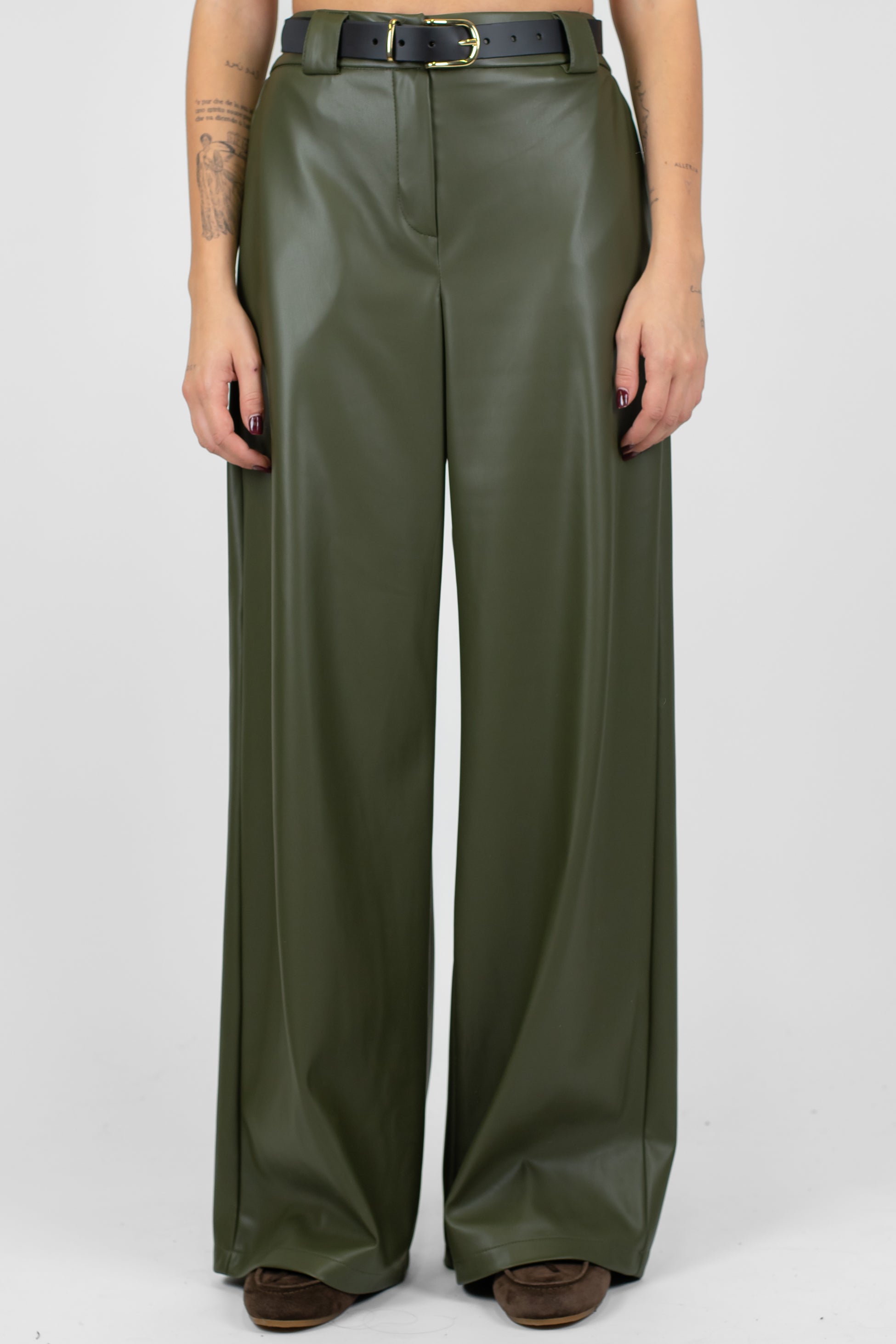 Tensione in - Pantalone palazzo in ecopelle con elastico dietro