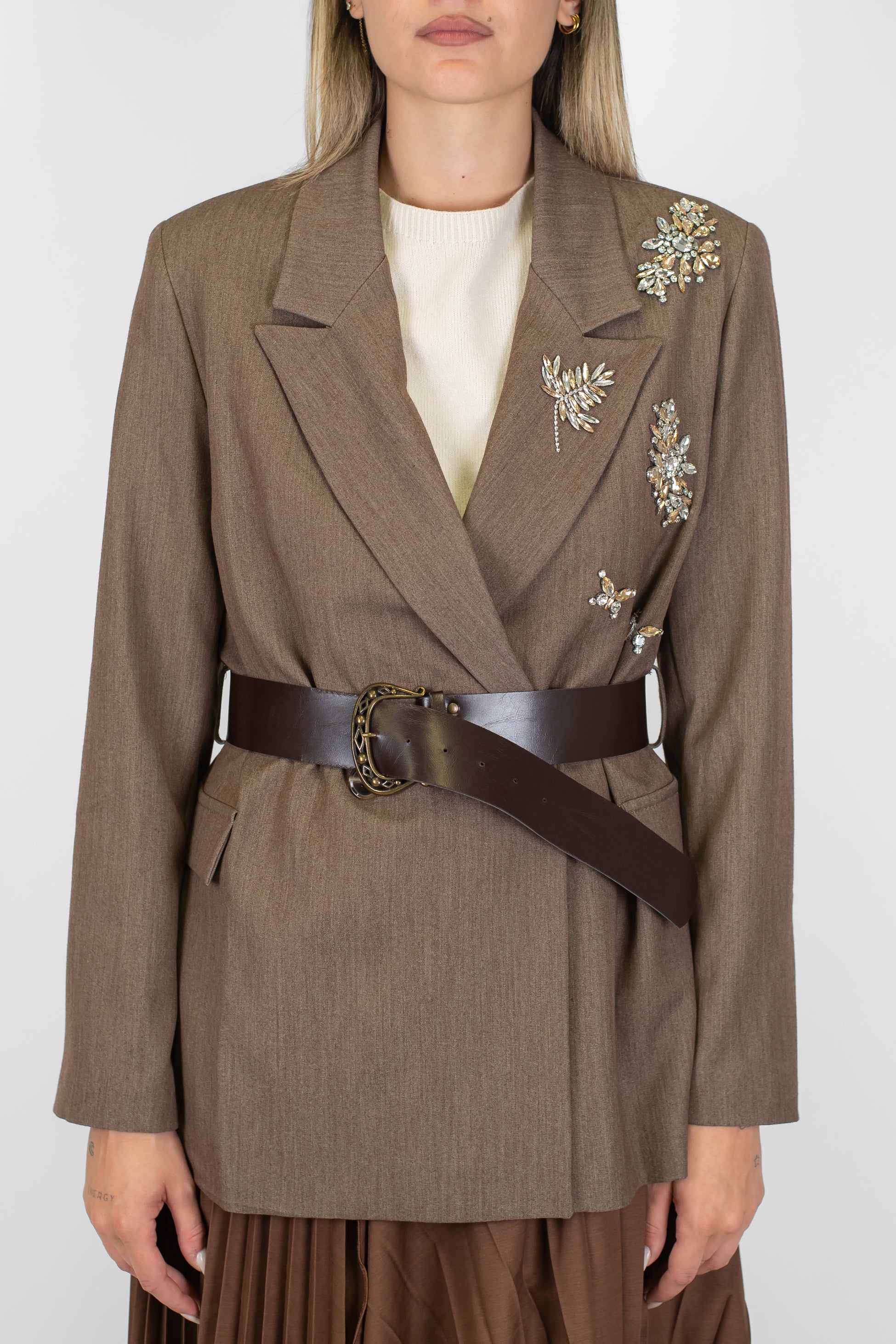 Dixie - Giacca doppiopetto con spille gioiello e cinturone in vita