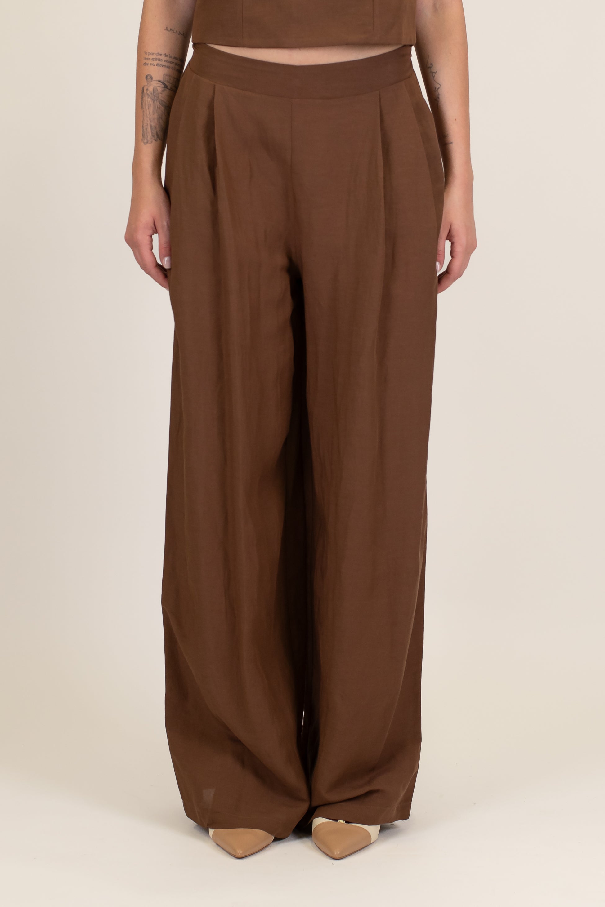 Tensione in - Coordinato in misto viscosa e lino con top bretelle e pantalone palazzo con pinces ed elastico sul retro