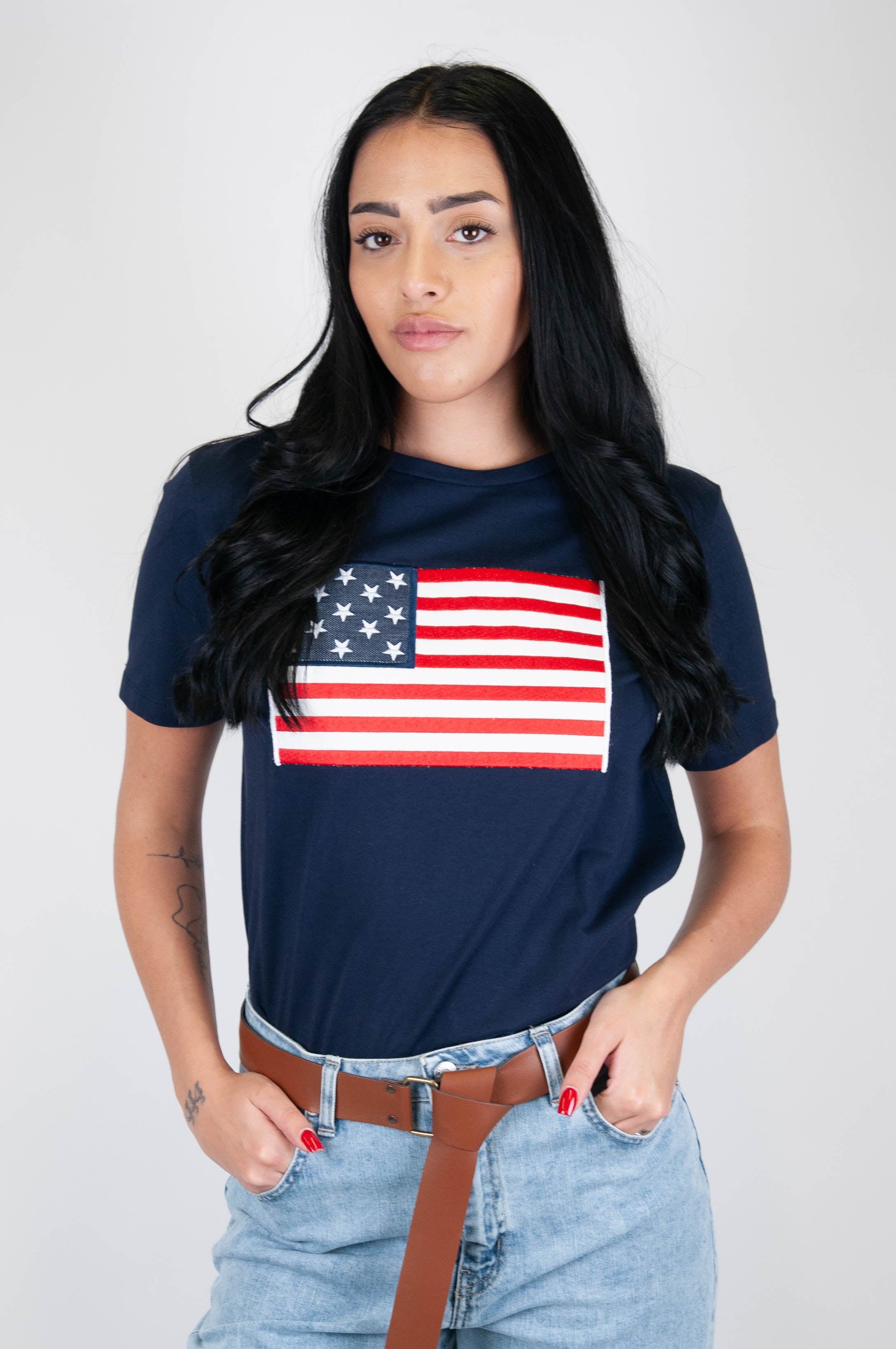 Tensione in - T-shirt con patch bandiera americana