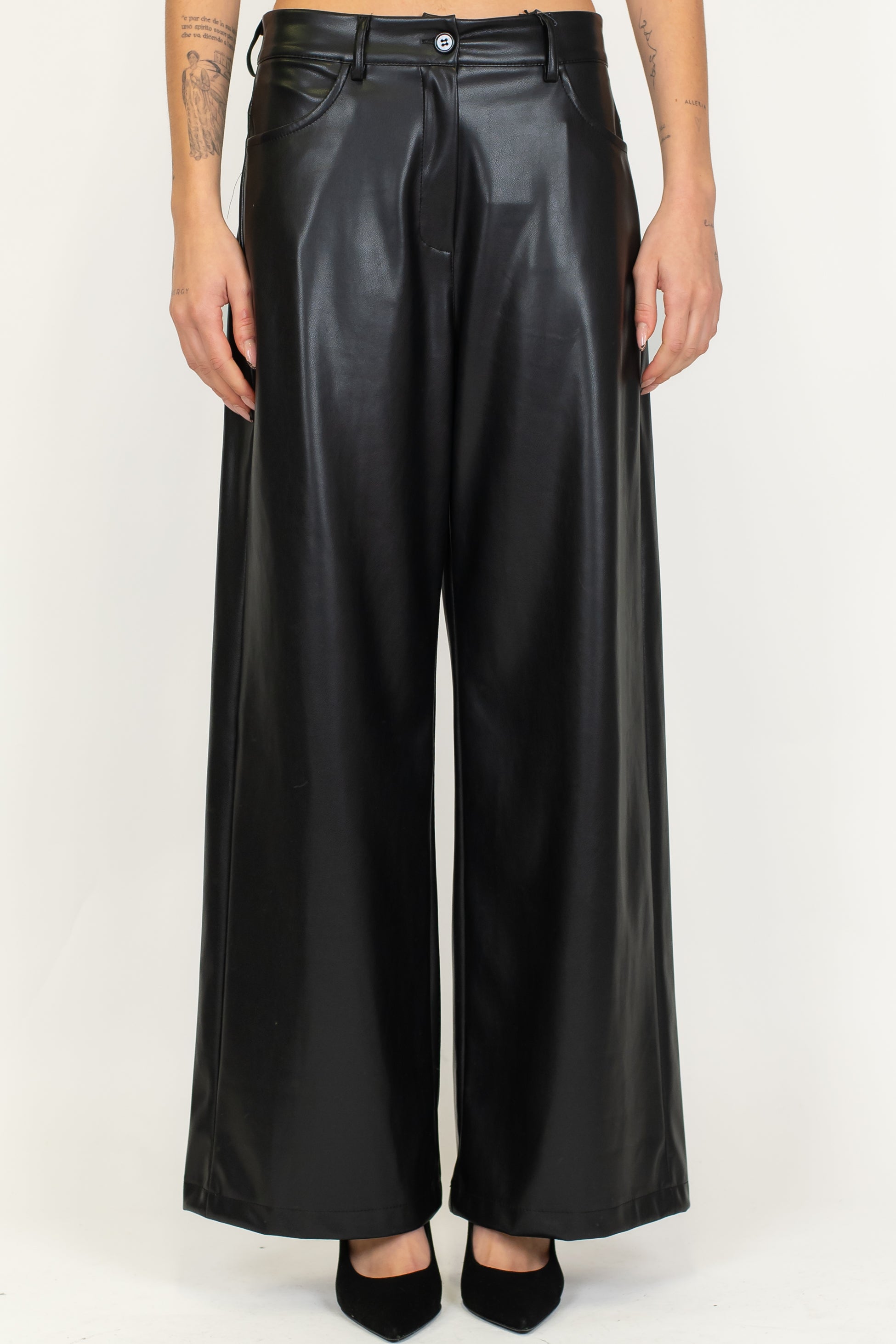 Tensione in - Pantalone palazzo in ecopelle modello Giusi con tasconi posteriori