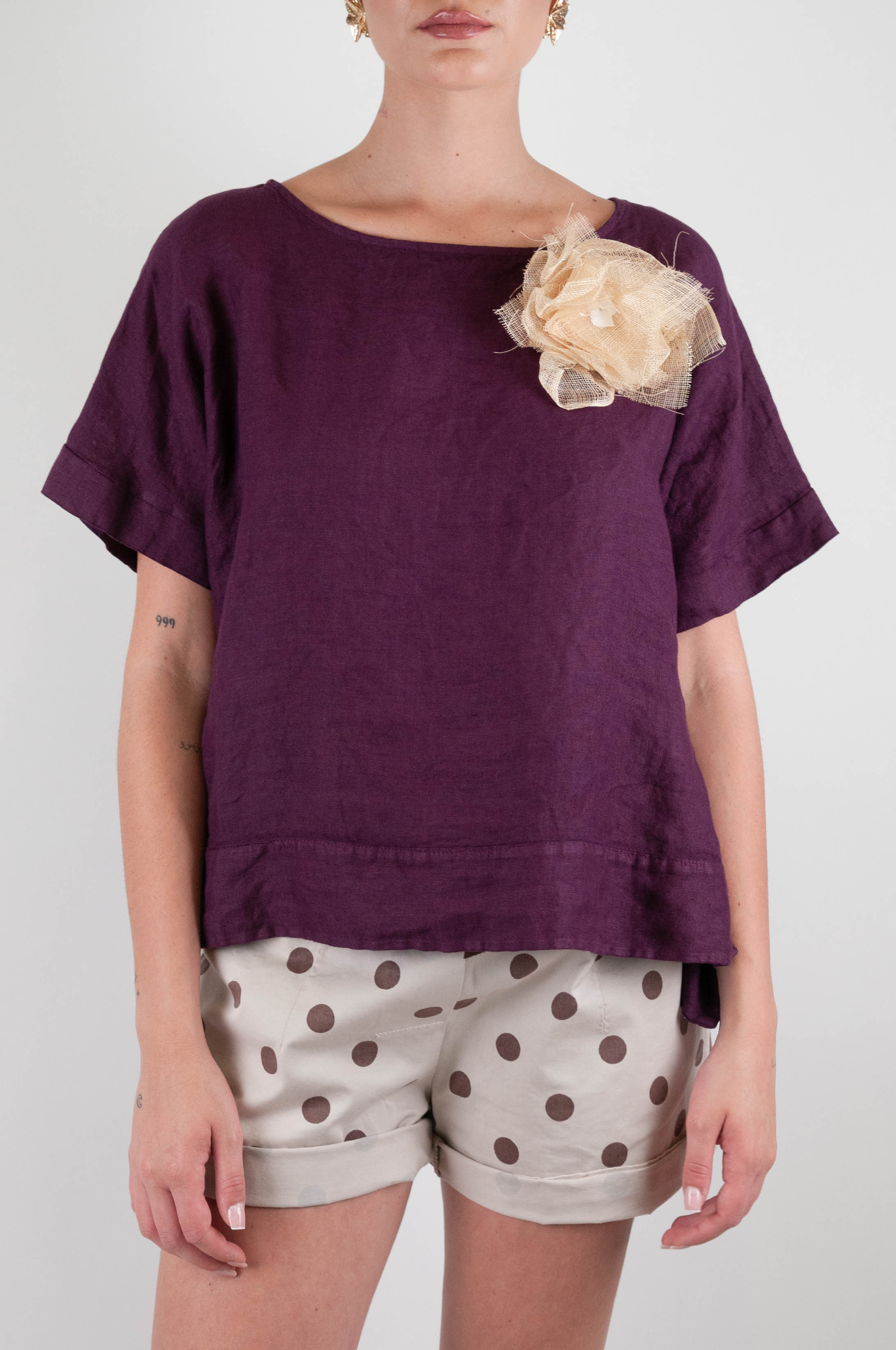 Tensione in - Blusa mezza manica in puro lino con spilla fiore