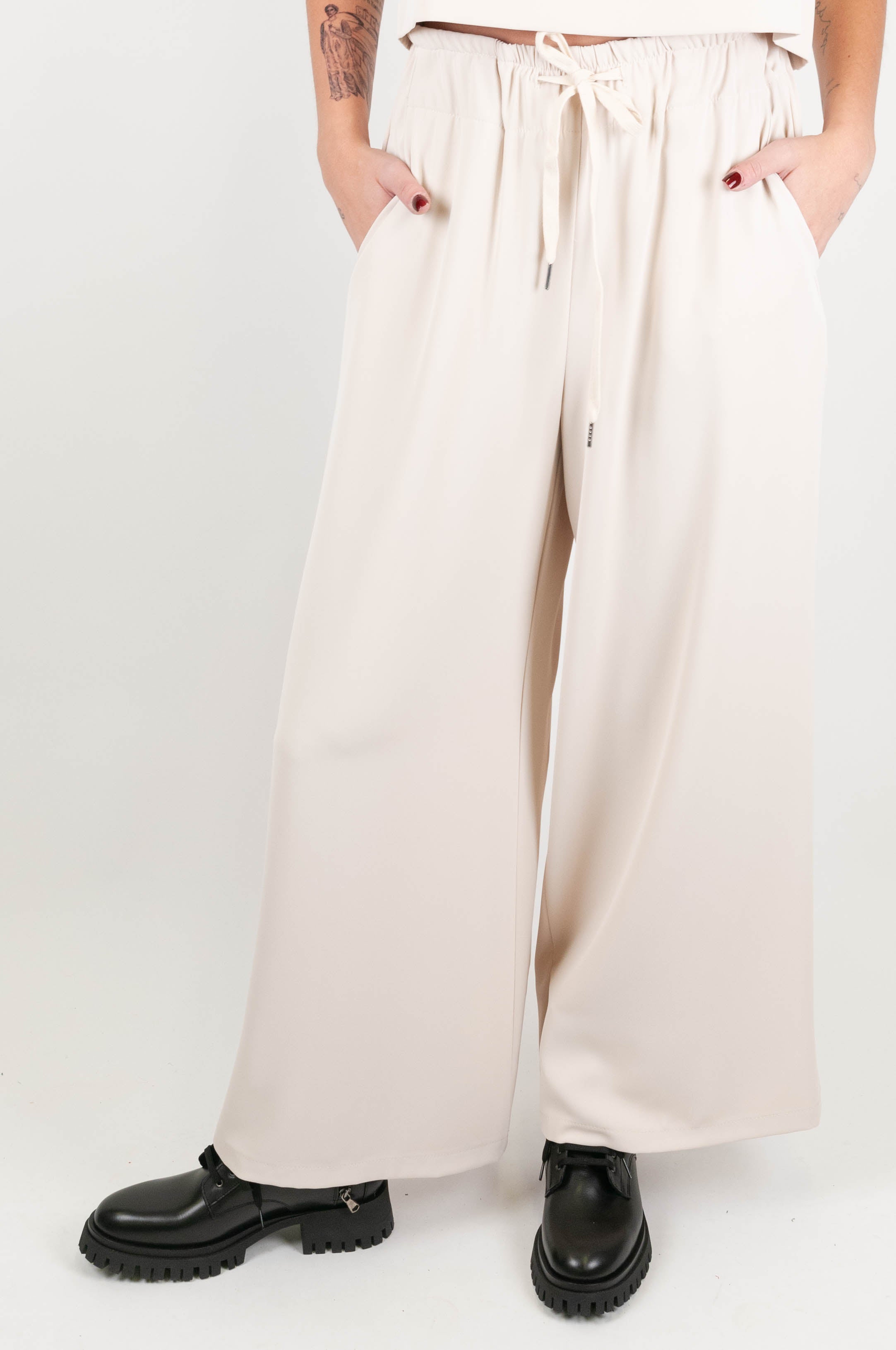 Tensione in - Pantalone palazzo con coullisse in tessuto crepe