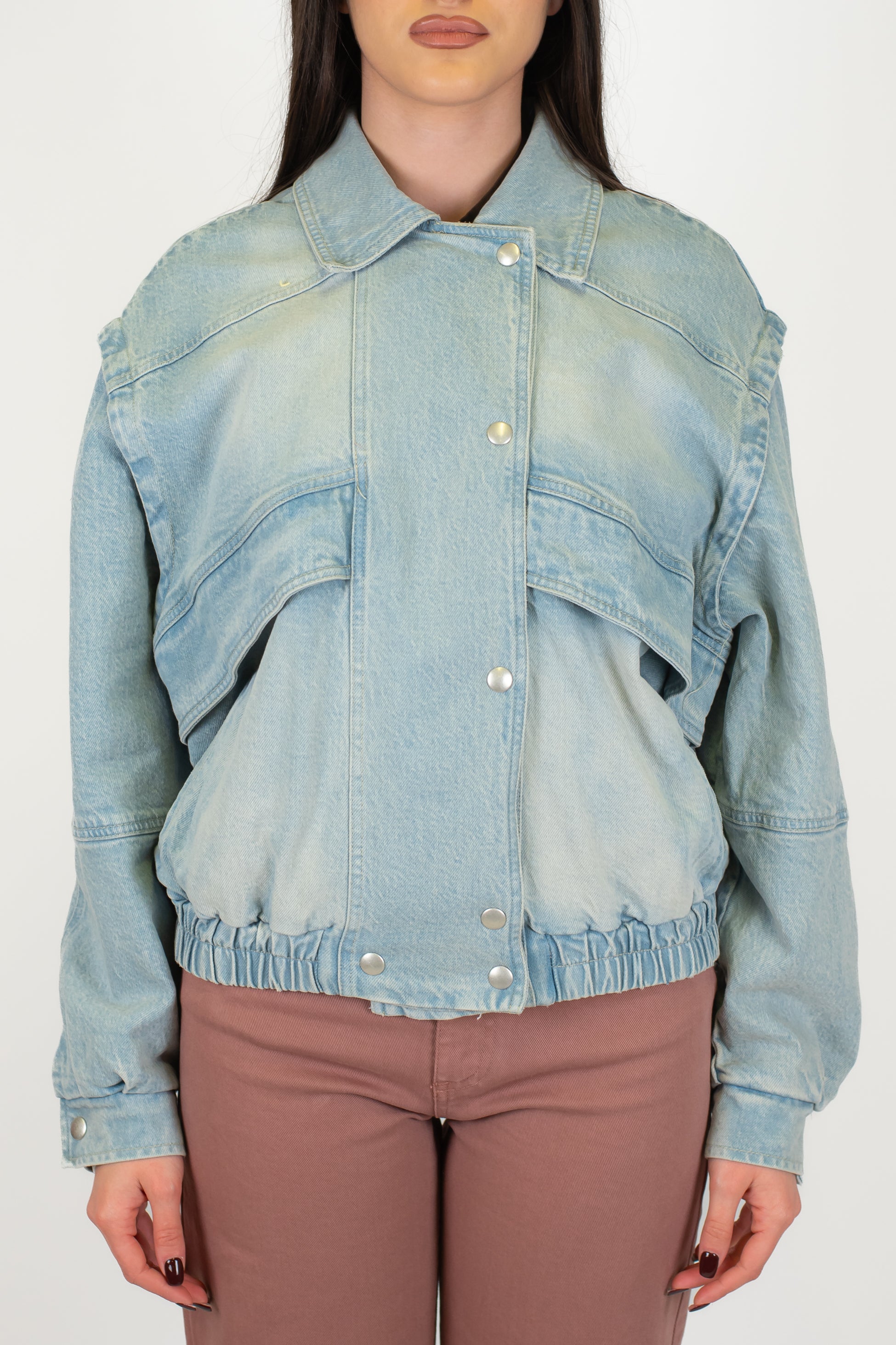 Tensione in - Bomber in denim lavaggio chiaro con elastico sul fondo e chiusura con ciappe