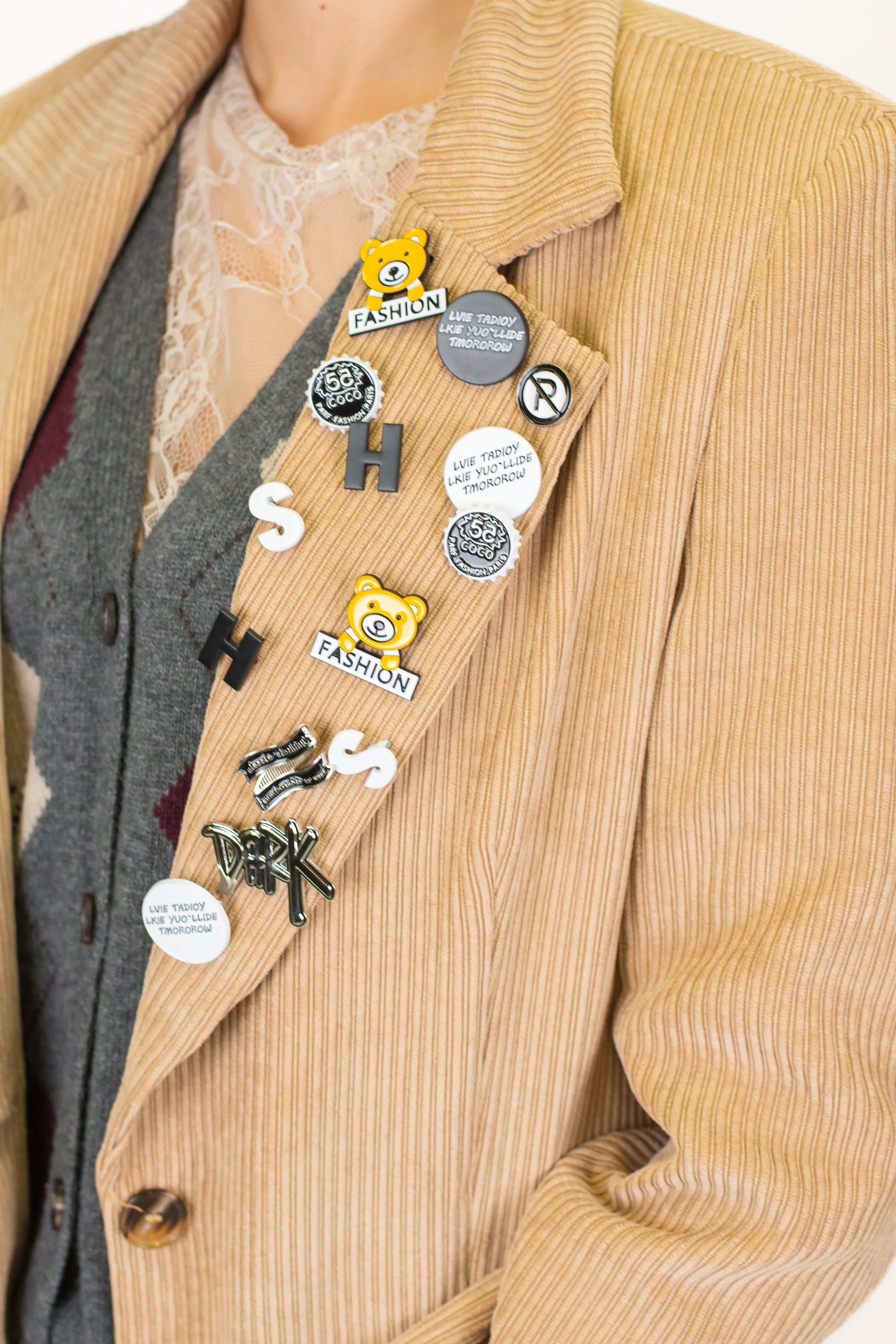 Tensione in - Giacca in velluto a coste con spille su rever