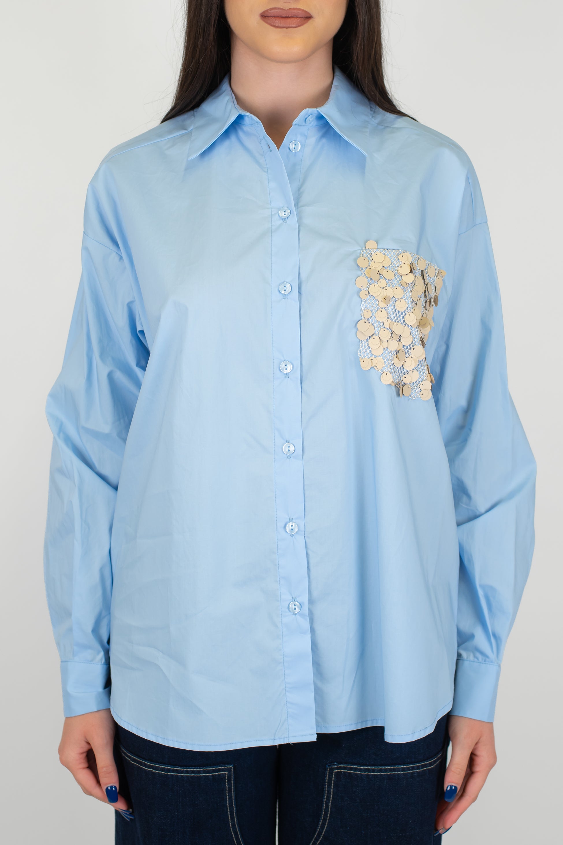 Tensione in - Camicia over con taschino paillettes a contrasto