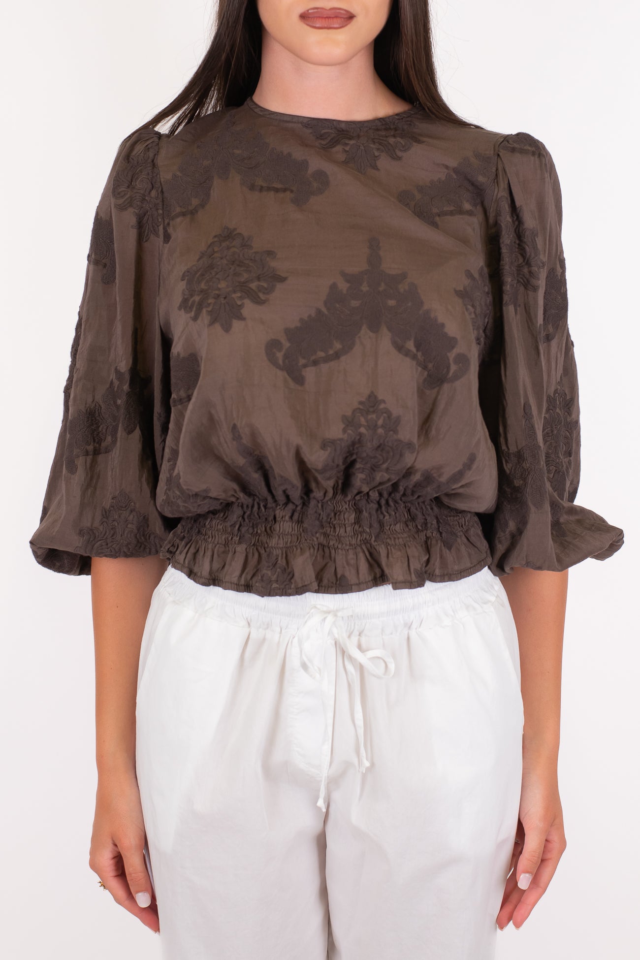 Tensione in - Blusa in misto seta con ricami tono su tono e manica tre quarti a sbuffo