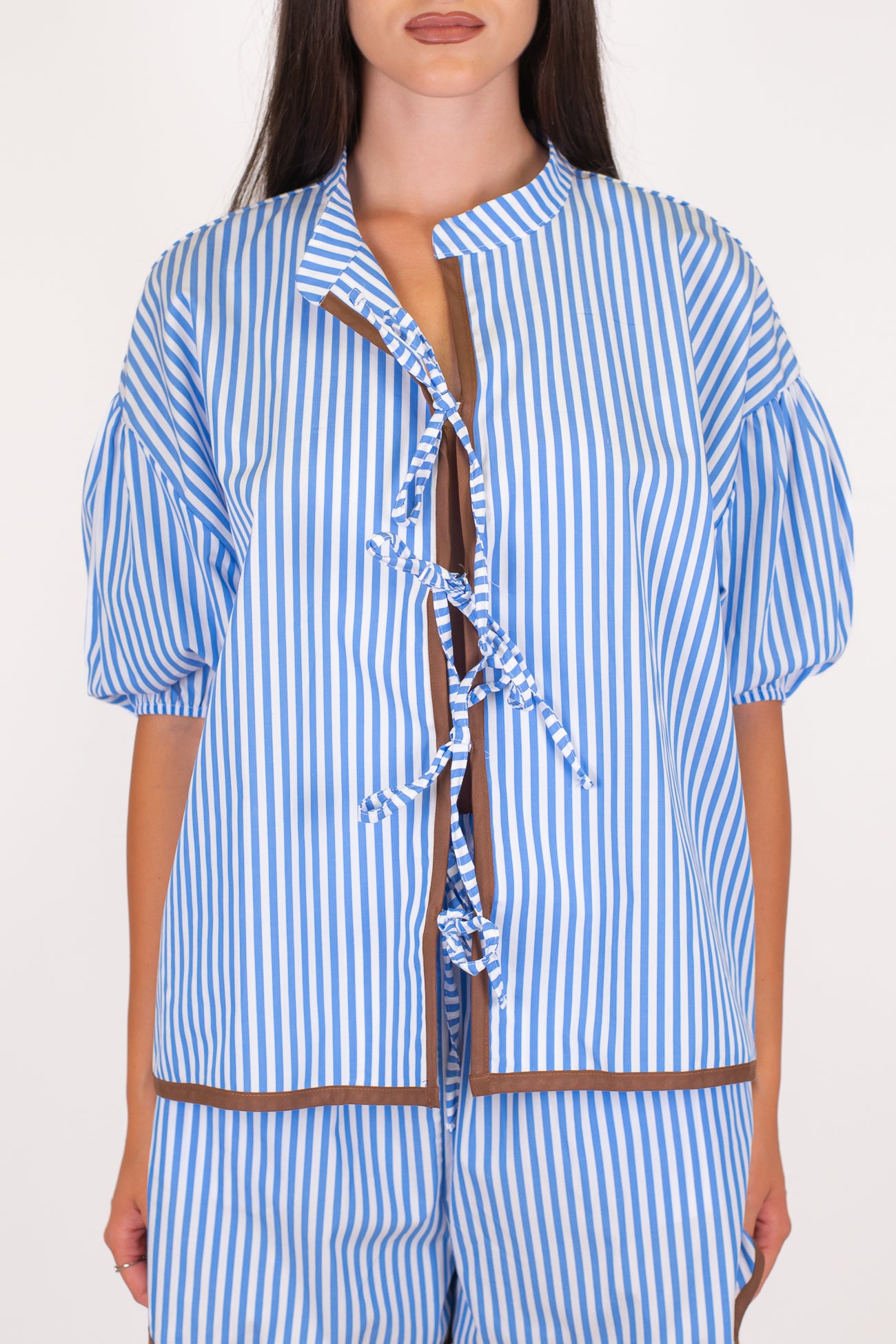 Motel - Camicia collo coreano mezzamanica fantasia a righe con profilo a contrasto e chiusura con laccetti