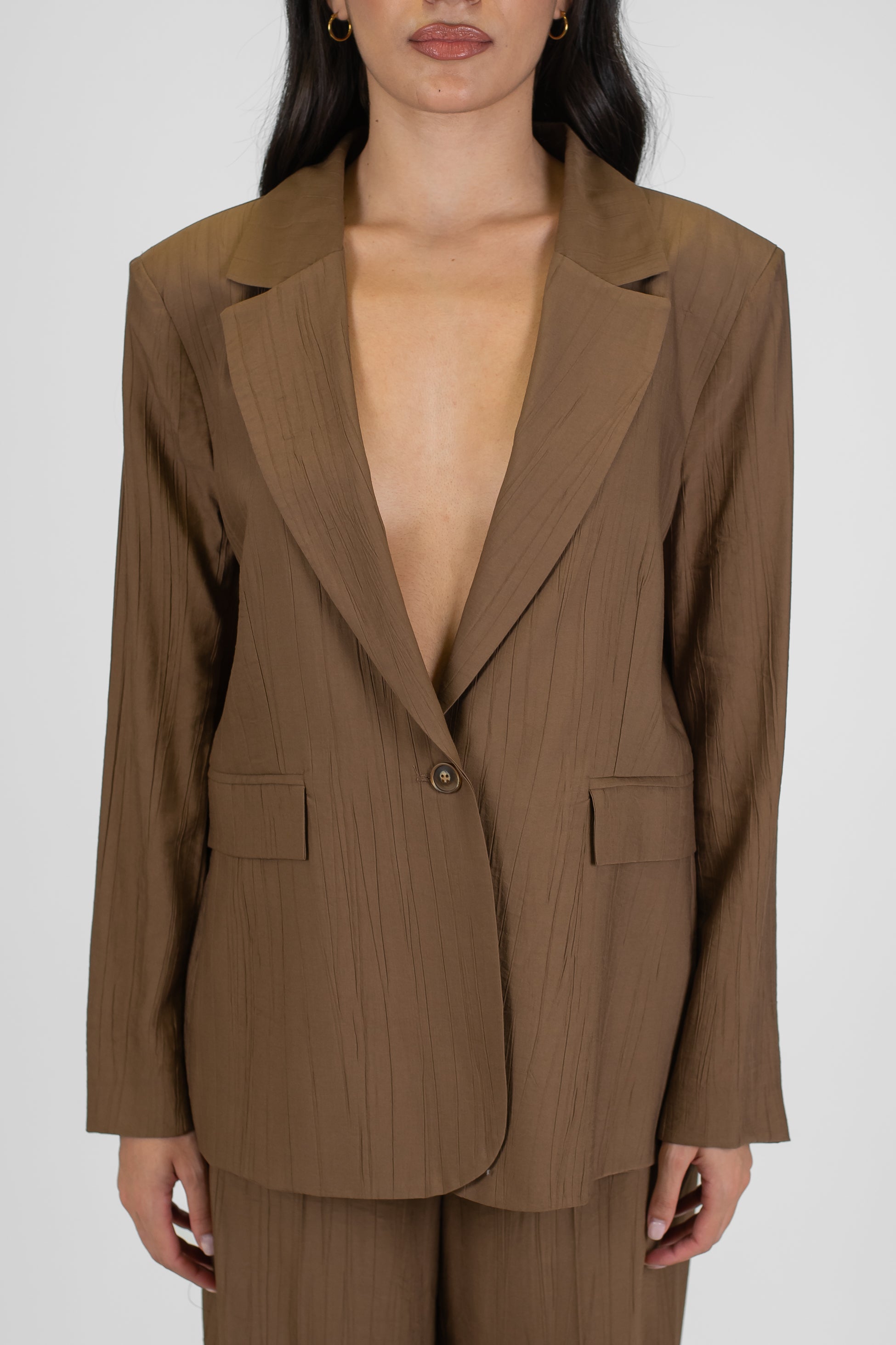 Tensione in - Tailleur in viscosa leggera con giacca monopetto e pantalone palazzo con elastico sul retro