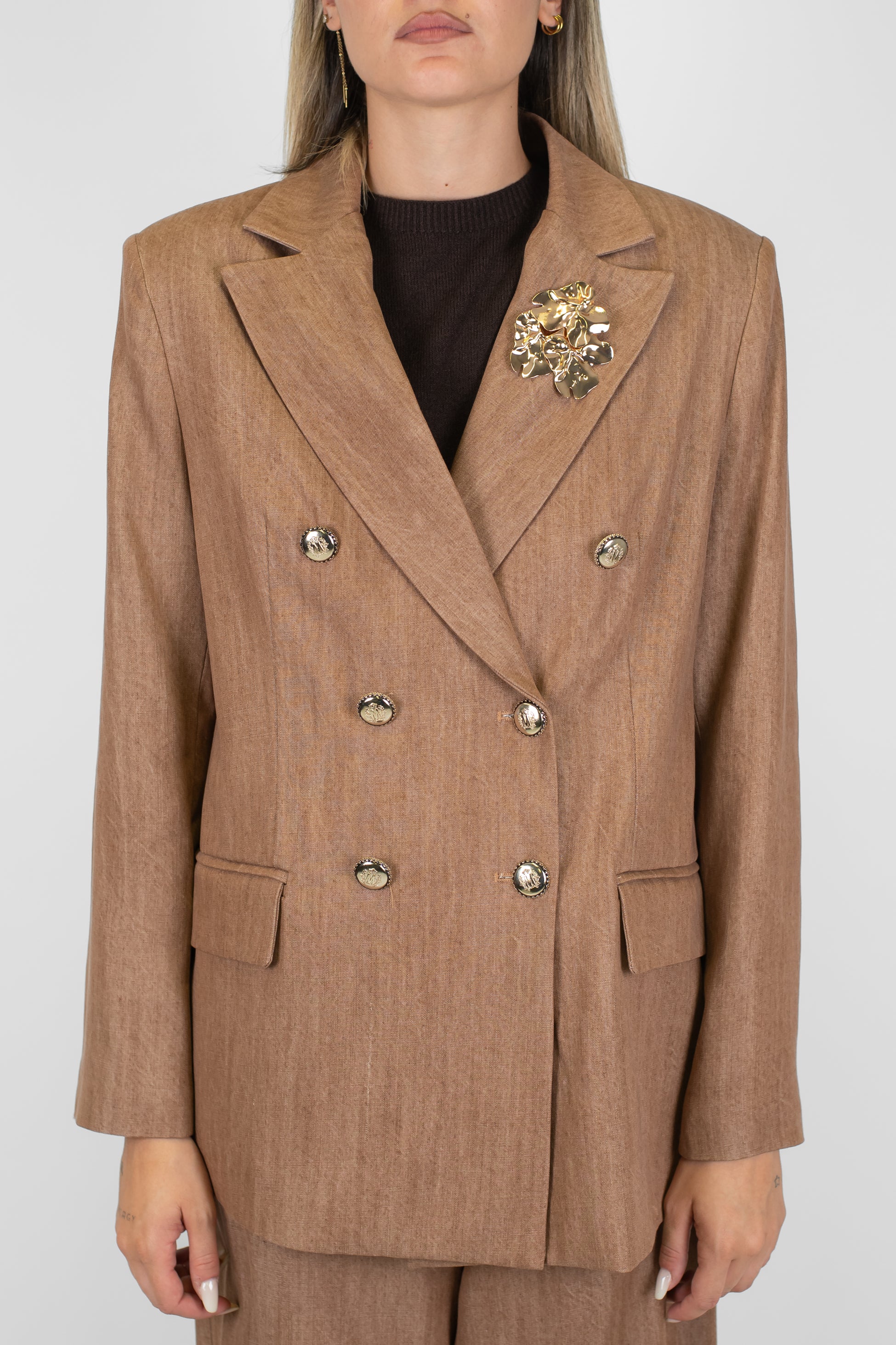 Maryley - Giacca doppiopetto in lyocell con bottoni gioiello e spilla